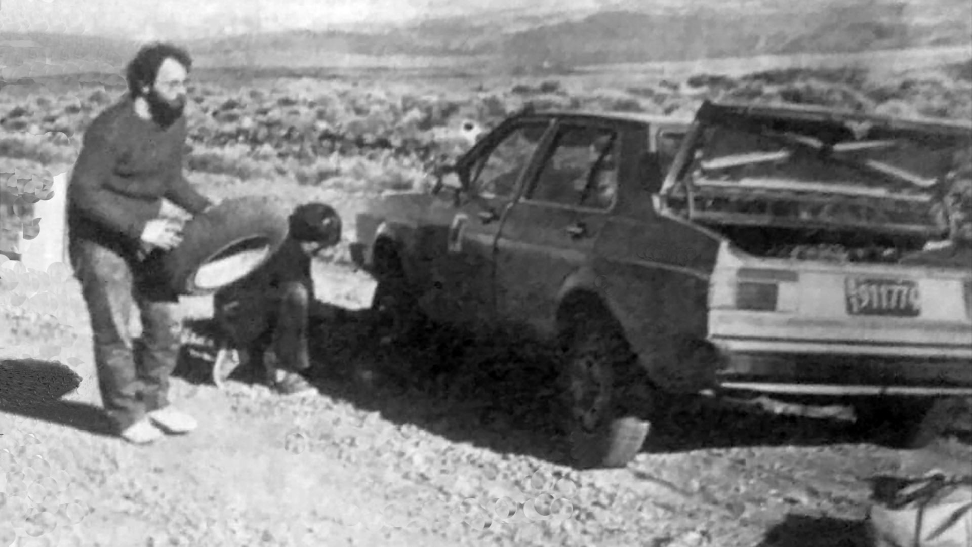 Rubén Luís Di Palma y Néstor Straimel cambiando una goma del Volkswagen Gacel 1.6 que les habían cedido para hacer la hoja de ruta del Rally de Argentina de 1983, dos meses antes de presentar oficialmente el modelo en Argentina