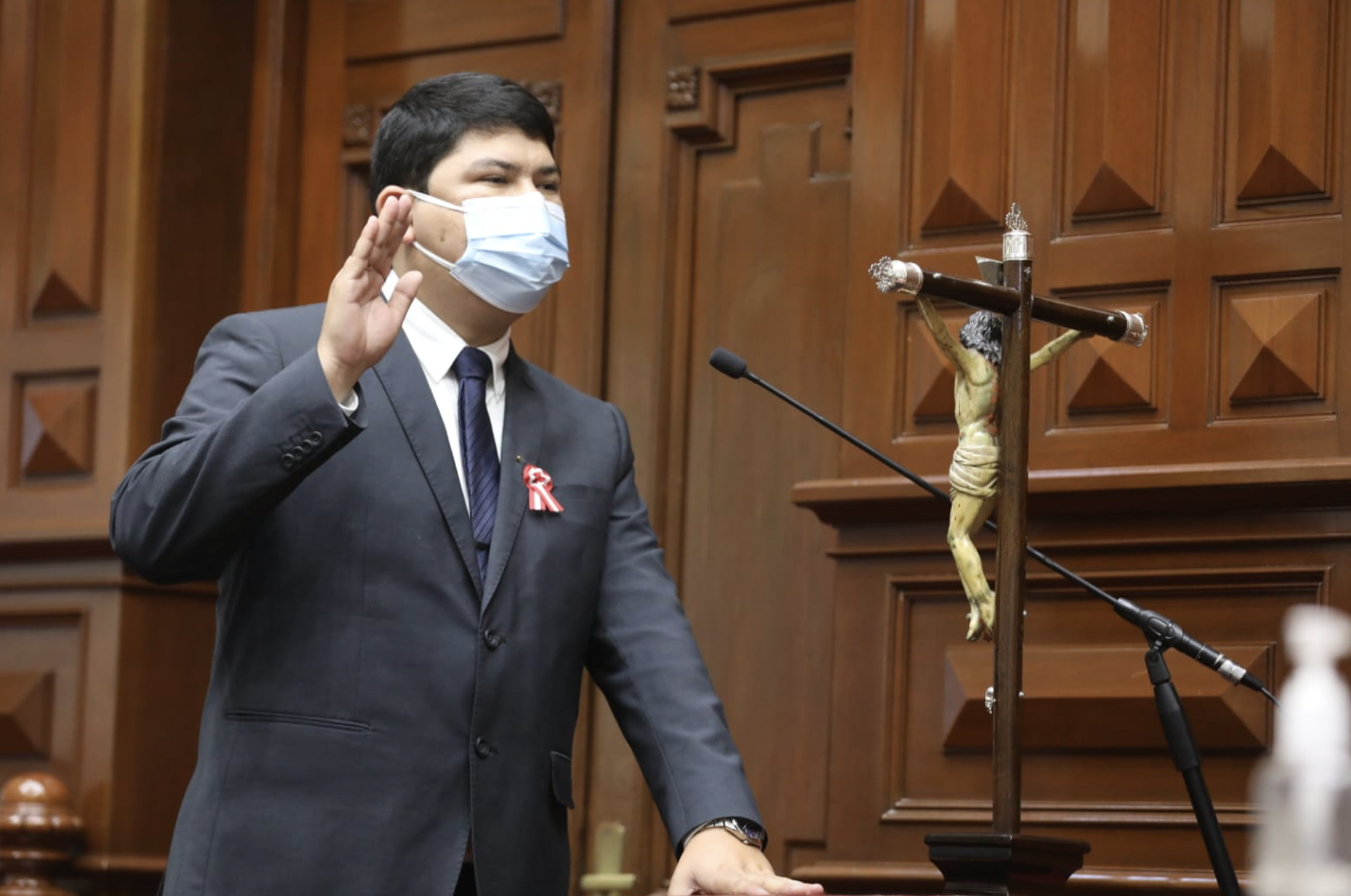 Fujimori congressman Eduardo Castillo is prohibited from approaching his wife, who denounced him for violence.