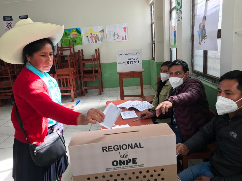 En Cajamarca, las electoras ejercen su derecho al voto para elegir a sus próximas autoridades regionales. (Twitter: Onpe)