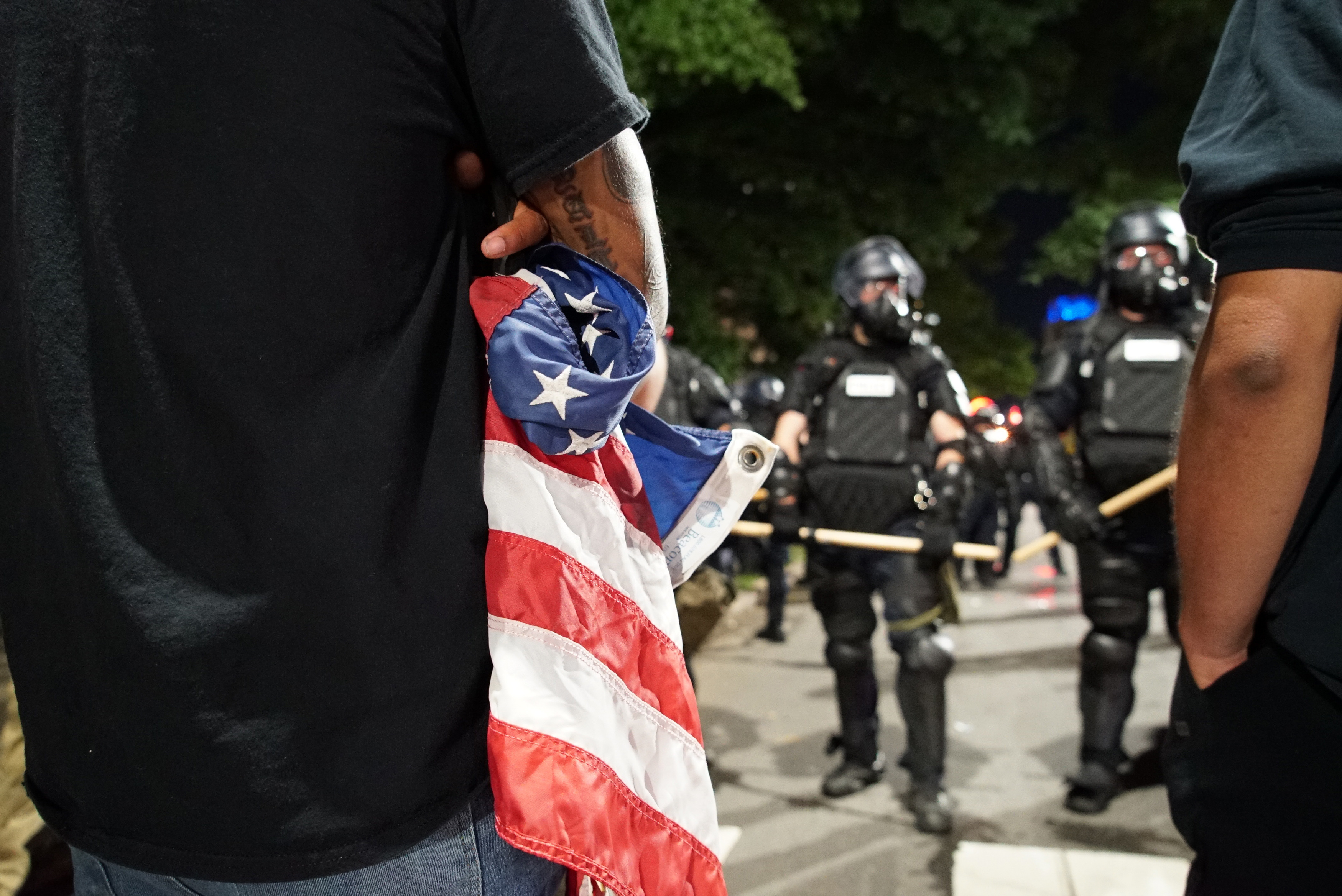 El motivo de las protestas que afectan a decenas de ciudades de todo el país es la muerte del afroamericano George Floyd en Mineápolis después de que un policía blanco lo inmovilizase, ya esposado, con la rodilla en el cuello durante varios minutos, pese a sus ruegos de que no podía respirar. En la foto, una manifestación en Raleig, Carolina del Norte, este domingo. (AP Photo/Allen G. Breed)