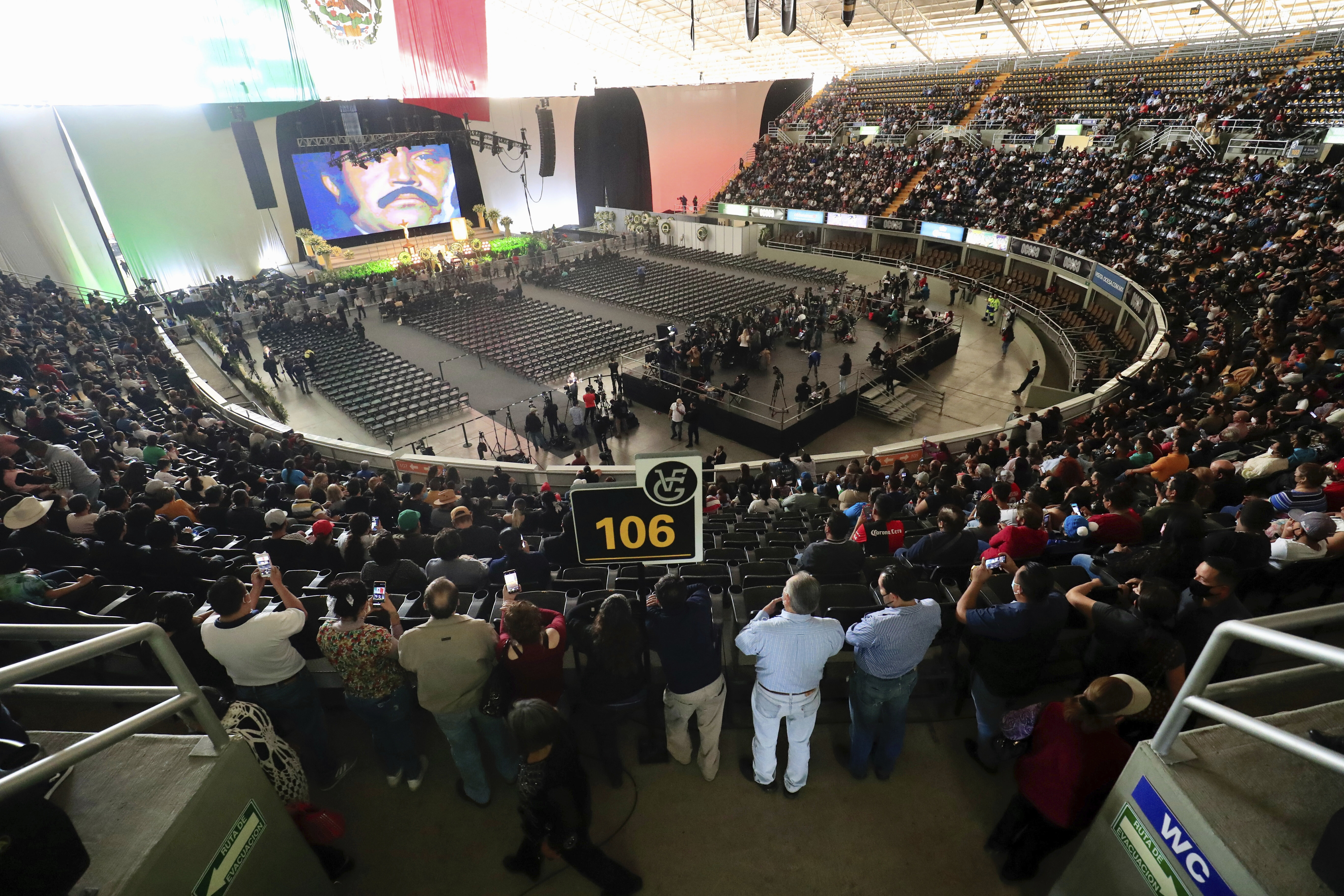 La Arena VFG fue el reciento donde el público rindió homenaje al fallecido intérprete (AP Photo/Refugio Ruiz)