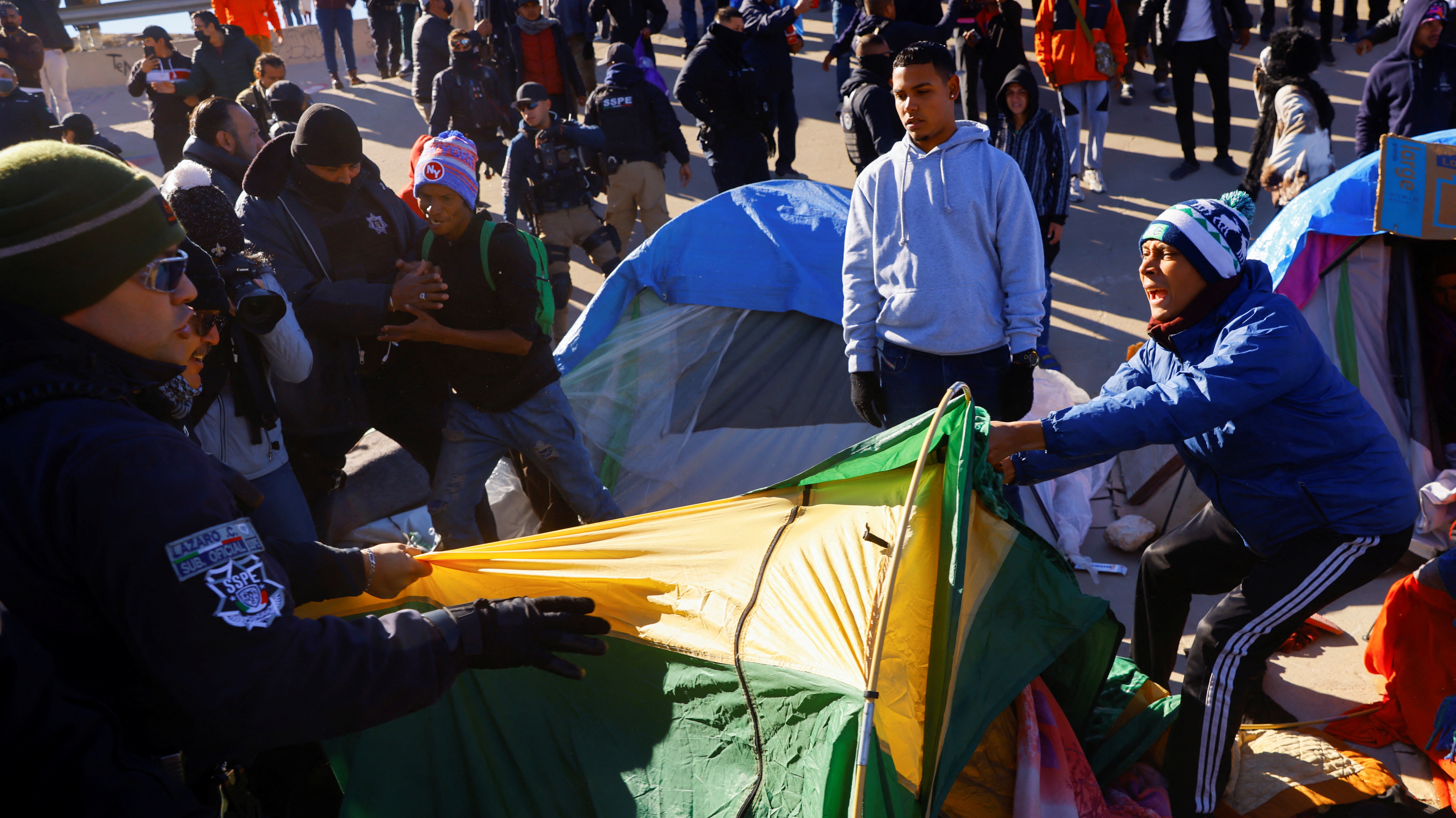 Cientos de migrantes venezolanos fueron desalojados a la fuerza de un campamento instalado en Ciudad Juárez