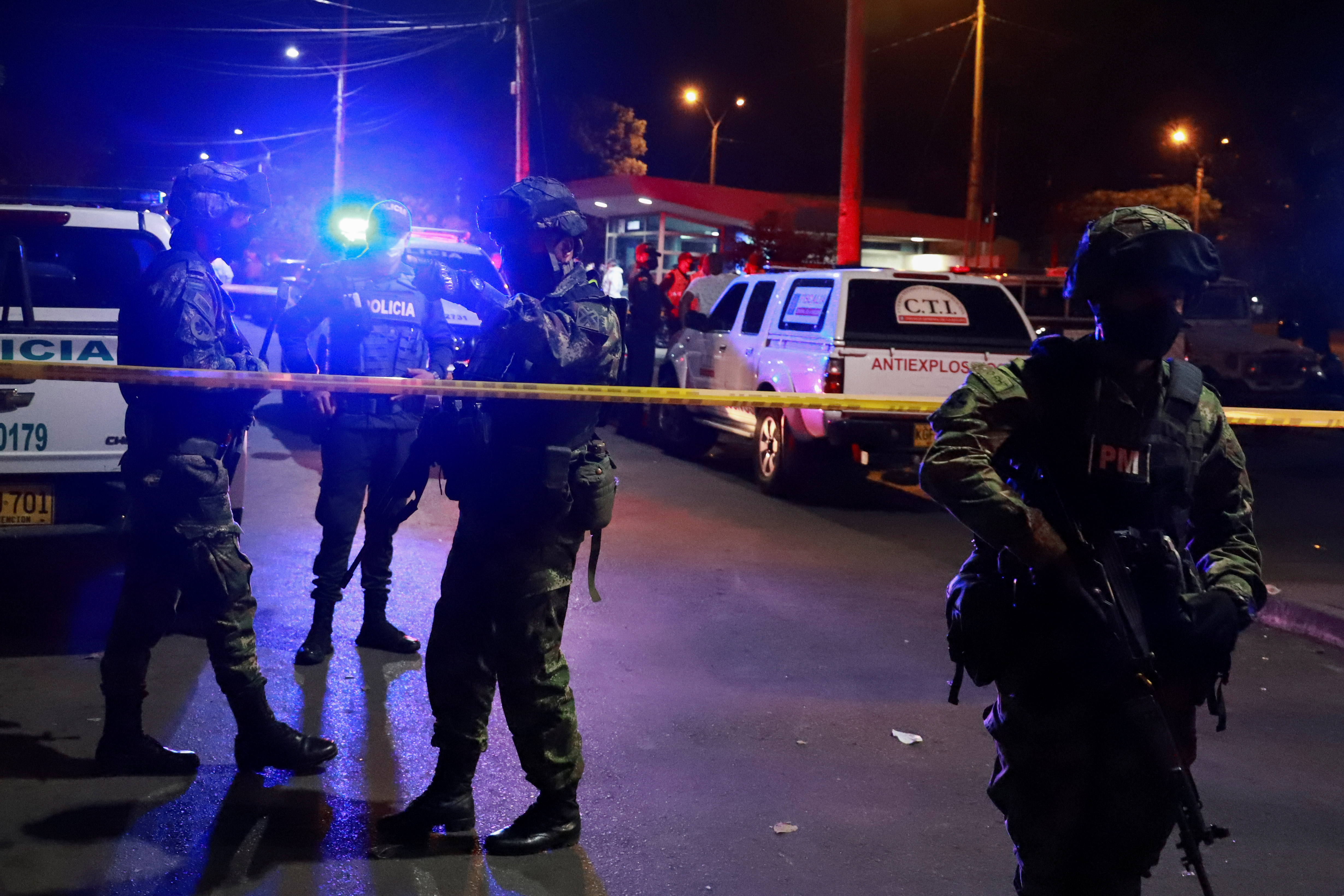 Durante el sepelio de los 5 jóvenes en Llano Verde en Cali, fue lanzada una granada a una estación de policía. Cali, Colombia August 13, 2020. REUTERS/Juan Bautista Diaz NO RESALES. NO ARCHIVES