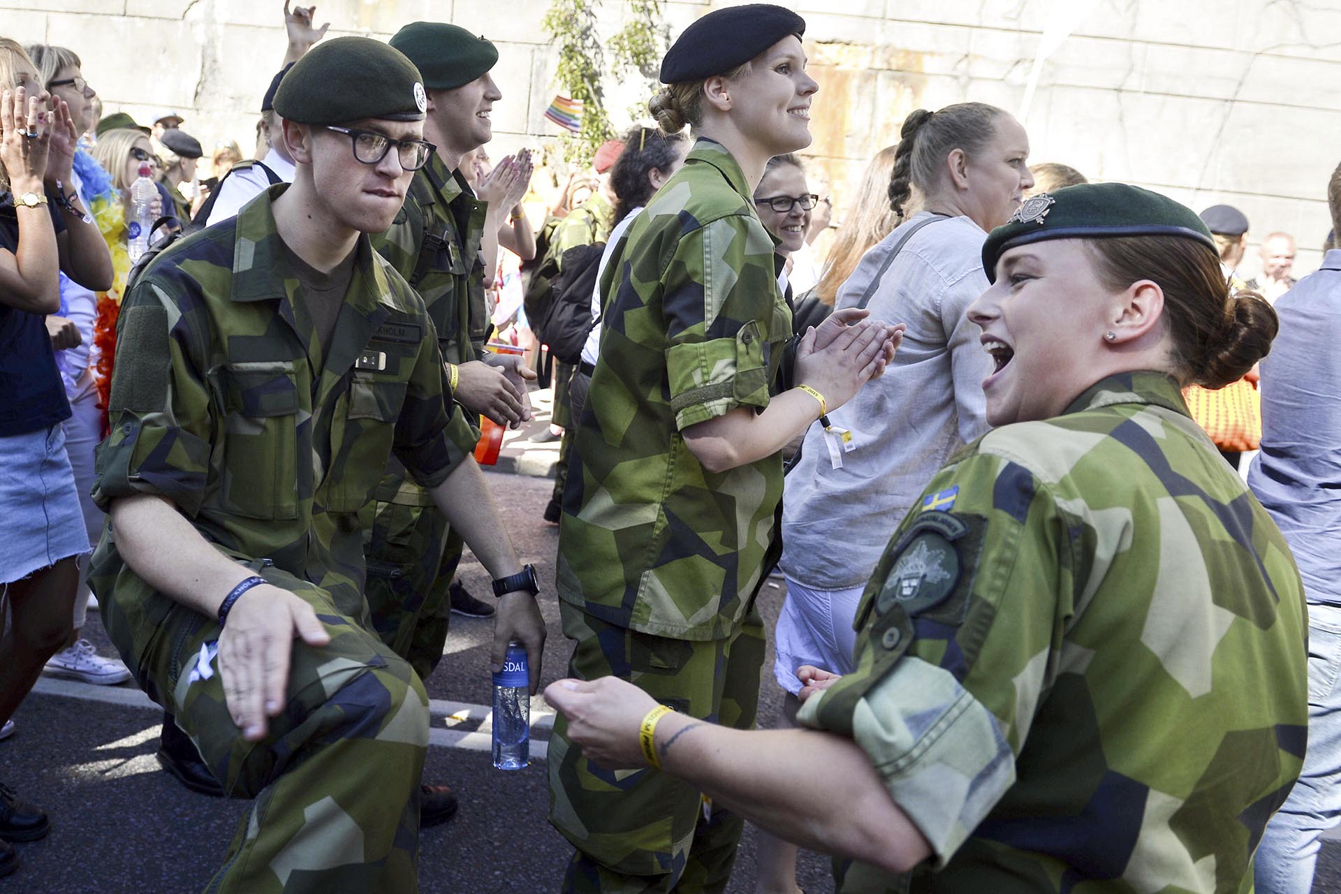 Soldados suecos bailan mientras caminan durante la marcha anual del desfile del orgullo en Estocolmo el 1 de agosto de 2015.
