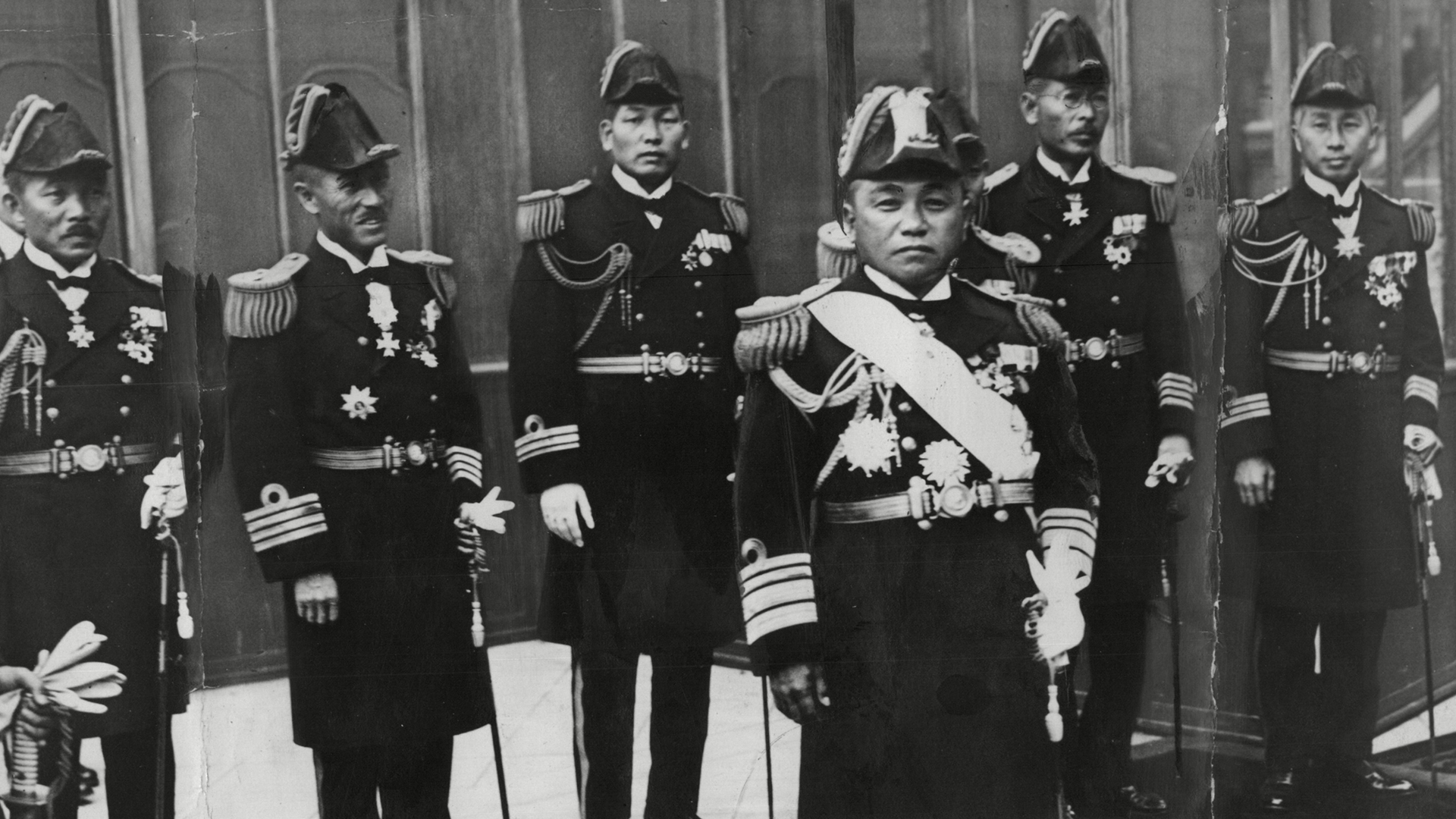 El Almirante Isoroku Yamamoto con la comandancia de la flota imperial de Japón en Champs Elysee, París (Grosby)