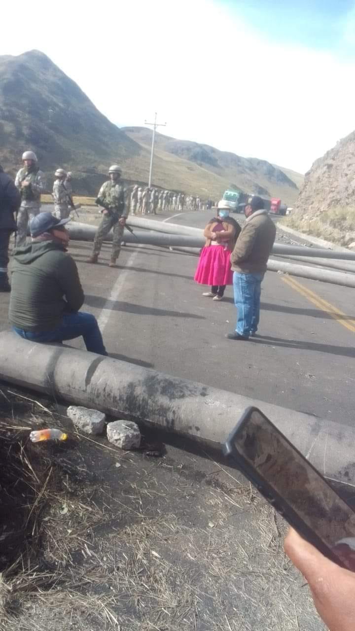 Pobladores trataron de impedir el avance de los militares hasta la región Puno