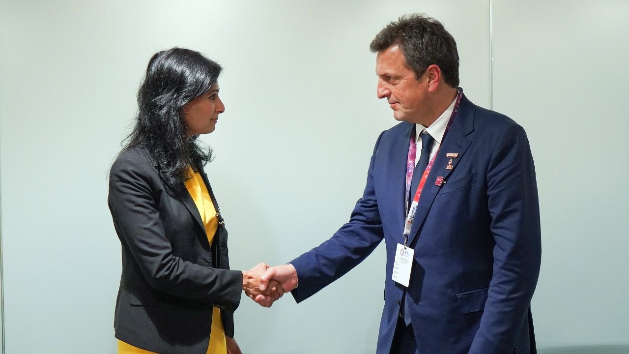 Sergio Massa y Gita Gopinath, subdirectora gerente del FMI, durante una reunión oficial en Washington