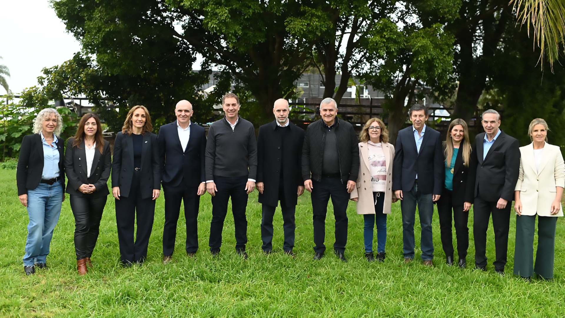 Foto del equipo completo que peleará la Provincia. José Luis Espert será el primero en la lista de senadores