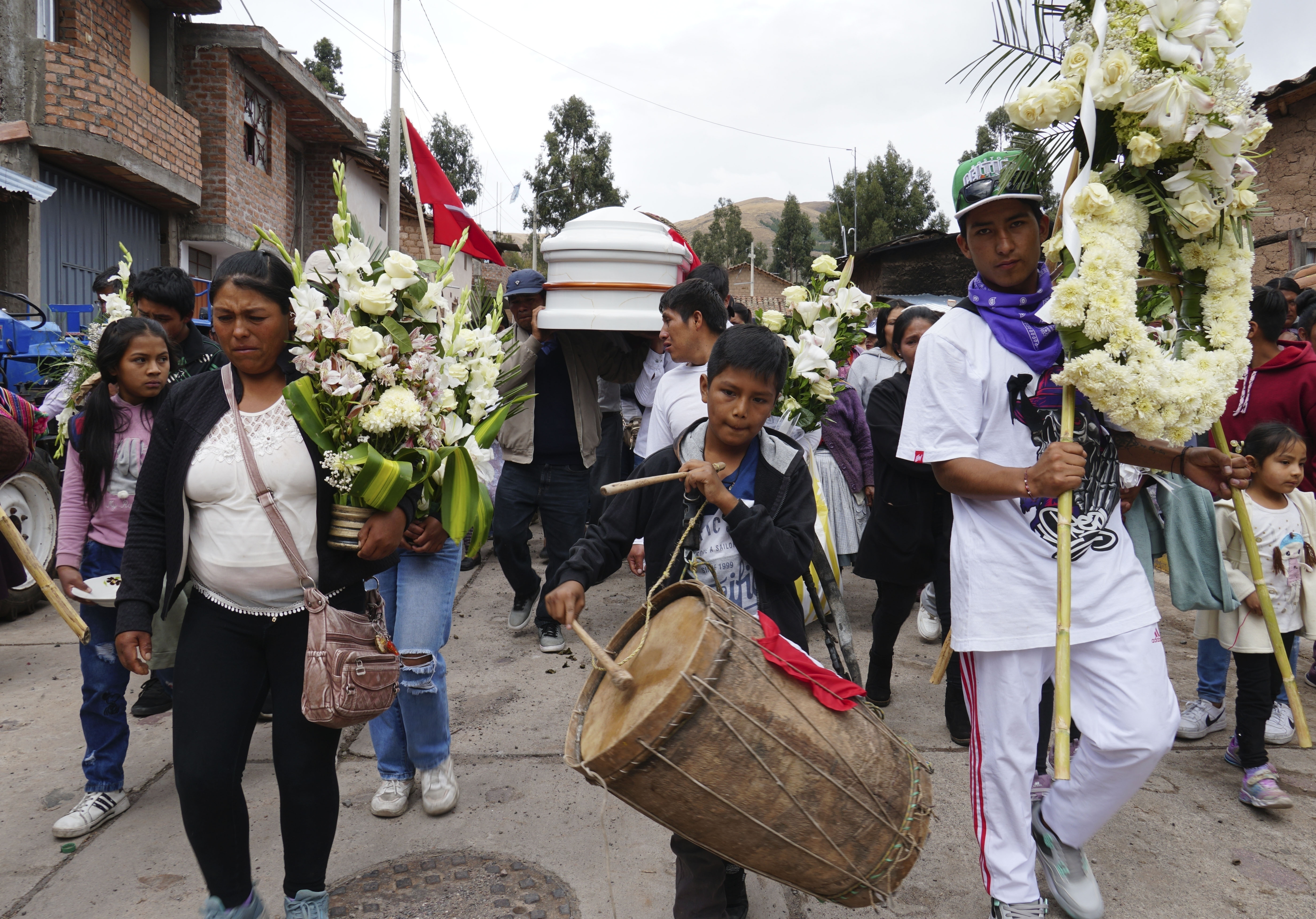 Gente en el cortejo fúnebre de Clemer Rojas, de 23 años, fallecido durante las protestas contra la presidenta Dina Boluarte, en Ayacucho, Perú, el sábado 17 de diciembre de 2022. Nueve personas han muerto en Ayacucho de un total de 22 en varias partes del país en menos de una semana desde que empezaron las protestas. (AP Foto/Franklin Briceño)