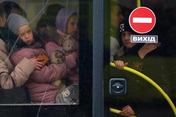 Rifugiati su un autobus prima di partire per la Polonia alla stazione centrale di Lviv, Ucraina.  Alcuni di loro sono pronti a tornare a Kiev se il ritiro russo da quella città sarà confermato.  Fotografia: Kai Pfaffenbach/Reuters