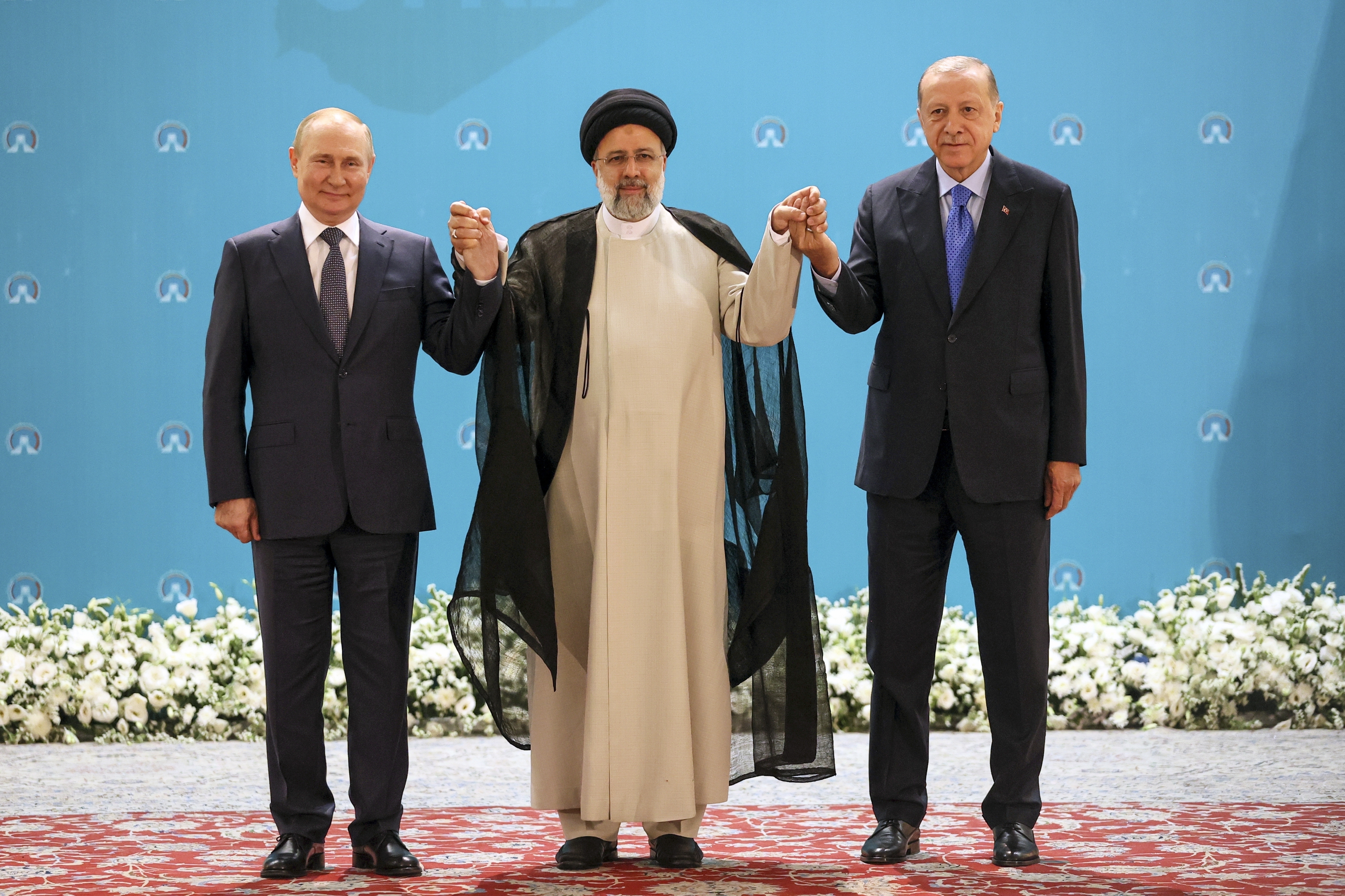 El presidente ruso Vladimir Putin, a la izquierda, el mandatario iraní Ebrahim Raisi, al centro, y su homólogo turco Recep Tayyip Erdogan, posan para una fotografía antes de su reunión, el martes 19 de julio de 2022 en Teherán, Irán. (Sergei Savostyanov, Sputnik, Kremlin Pool Foto via AP)