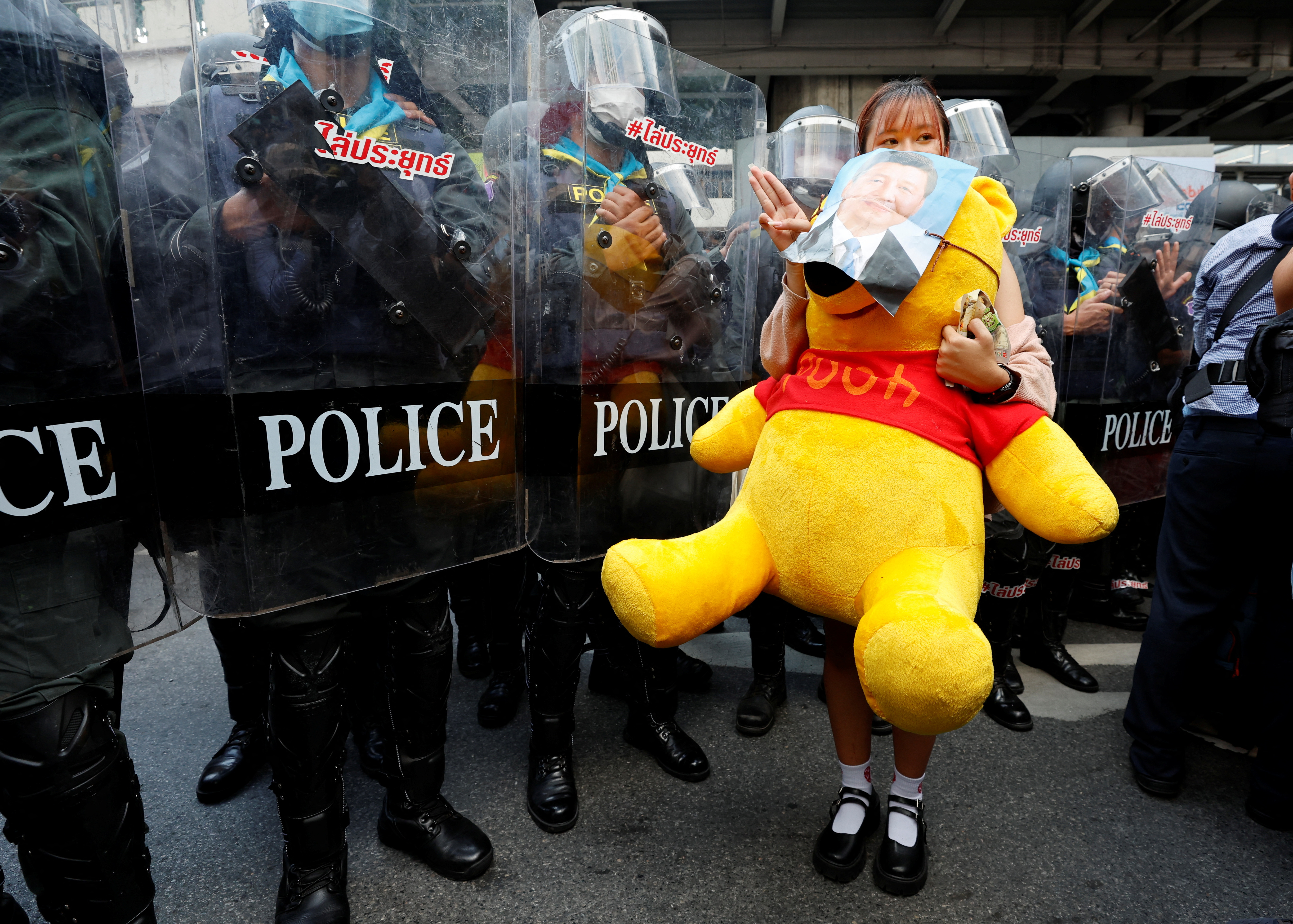 Un manifestante que lleva un oso de Winnie the Pooh con un retrato del presidente chino Xi Jinping durante una protesta contra la Cumbre de Cooperación Económica Asia-Pacífico (APEC), en Bangkok, Tailandia 17 de noviembre de 2022. REUTERS/Jorge Silva