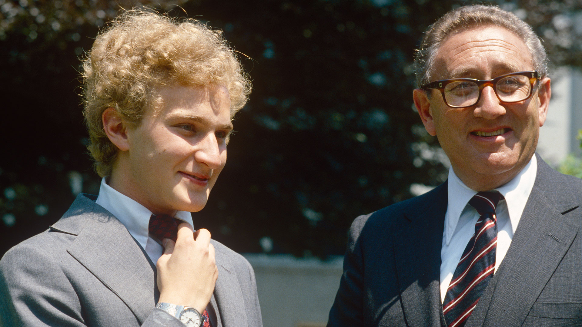 Padre e hijo: Henry Kissinger junto a David en la graduación de la Concord Academy, Massachusetts, en junio de 1979 (Mikki Ansin/Getty Images)