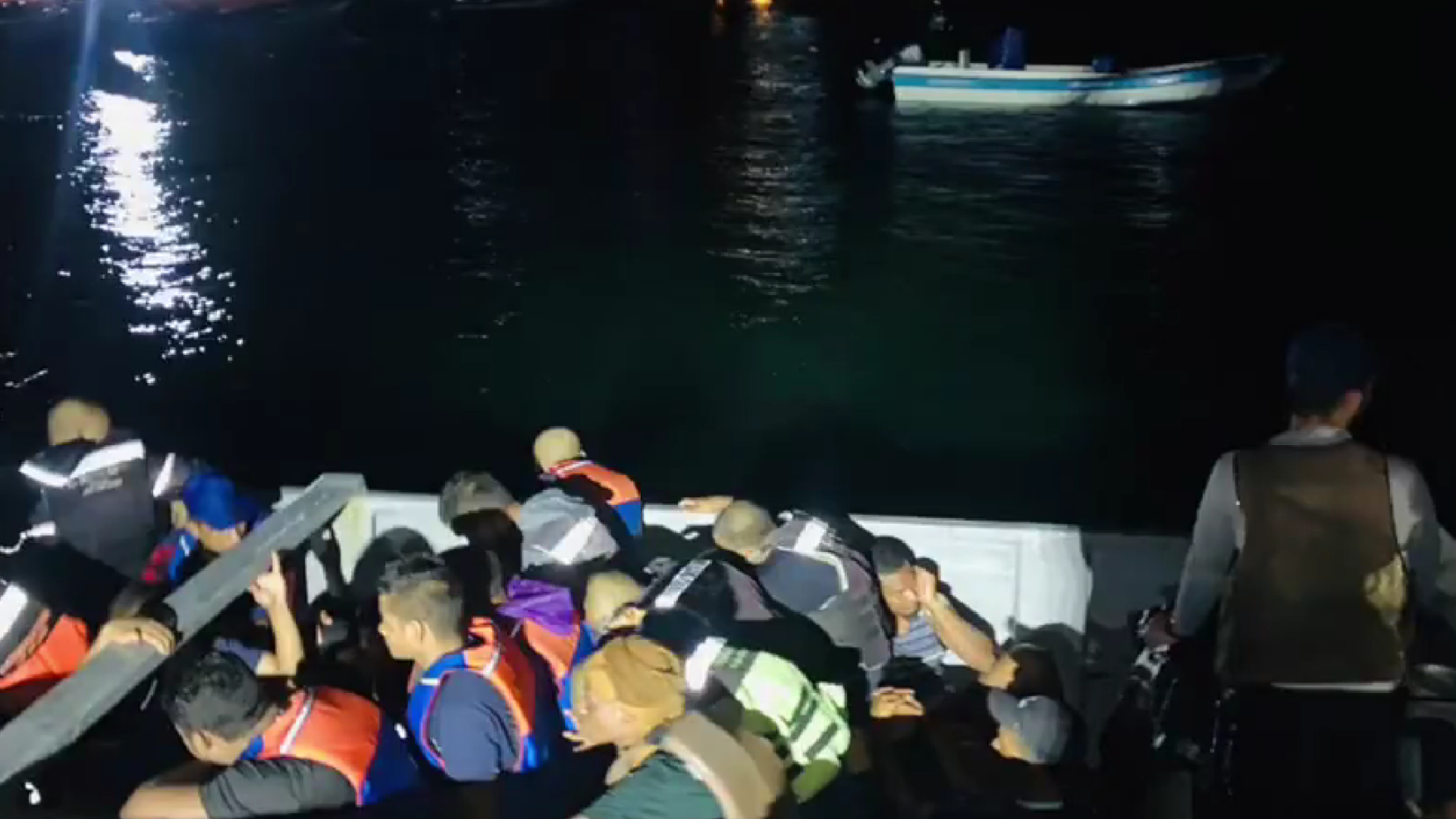 国家海军在乌拉巴湾营救了34名移民 Infobae