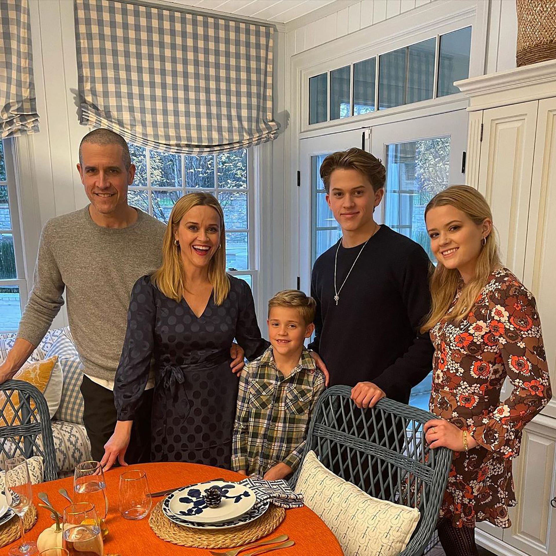 Reese Witherspoon con su marido y sus tres hijos 