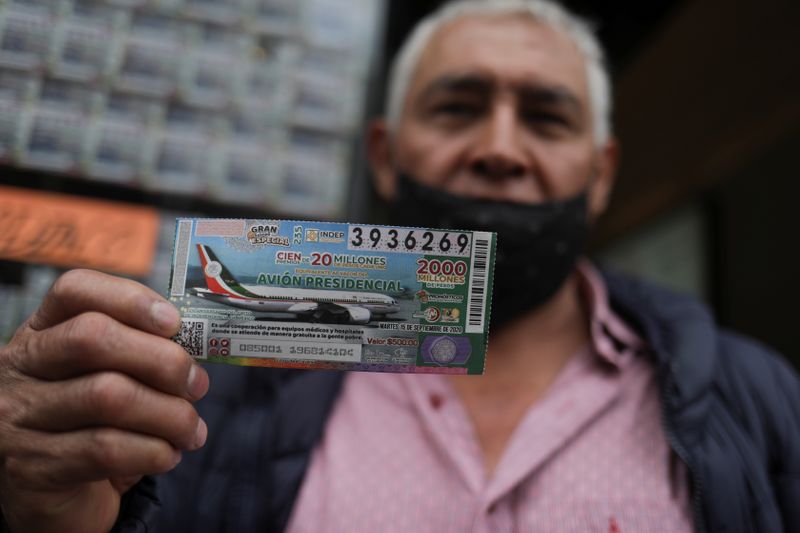 Un hombre mostrando su boleto de lotería para un premio en dinero equivalente al valor de un avión presidencial de lujo en México (Foto: REUTERS / Henry Romero)