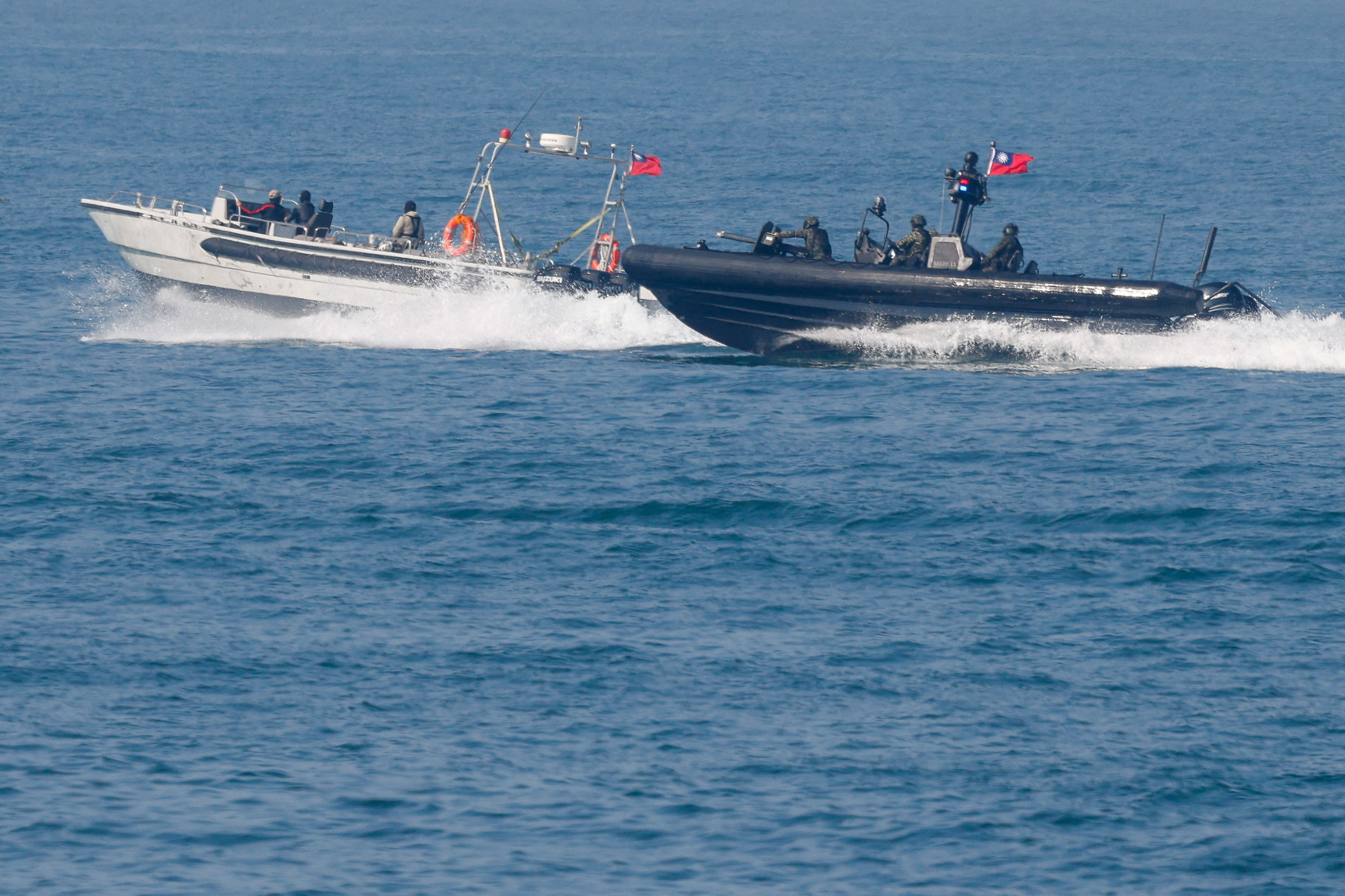 El oro alcanzó un nuevo récord por encima de 5.600 dólares y el petróleo sube por las tensiones con Irán