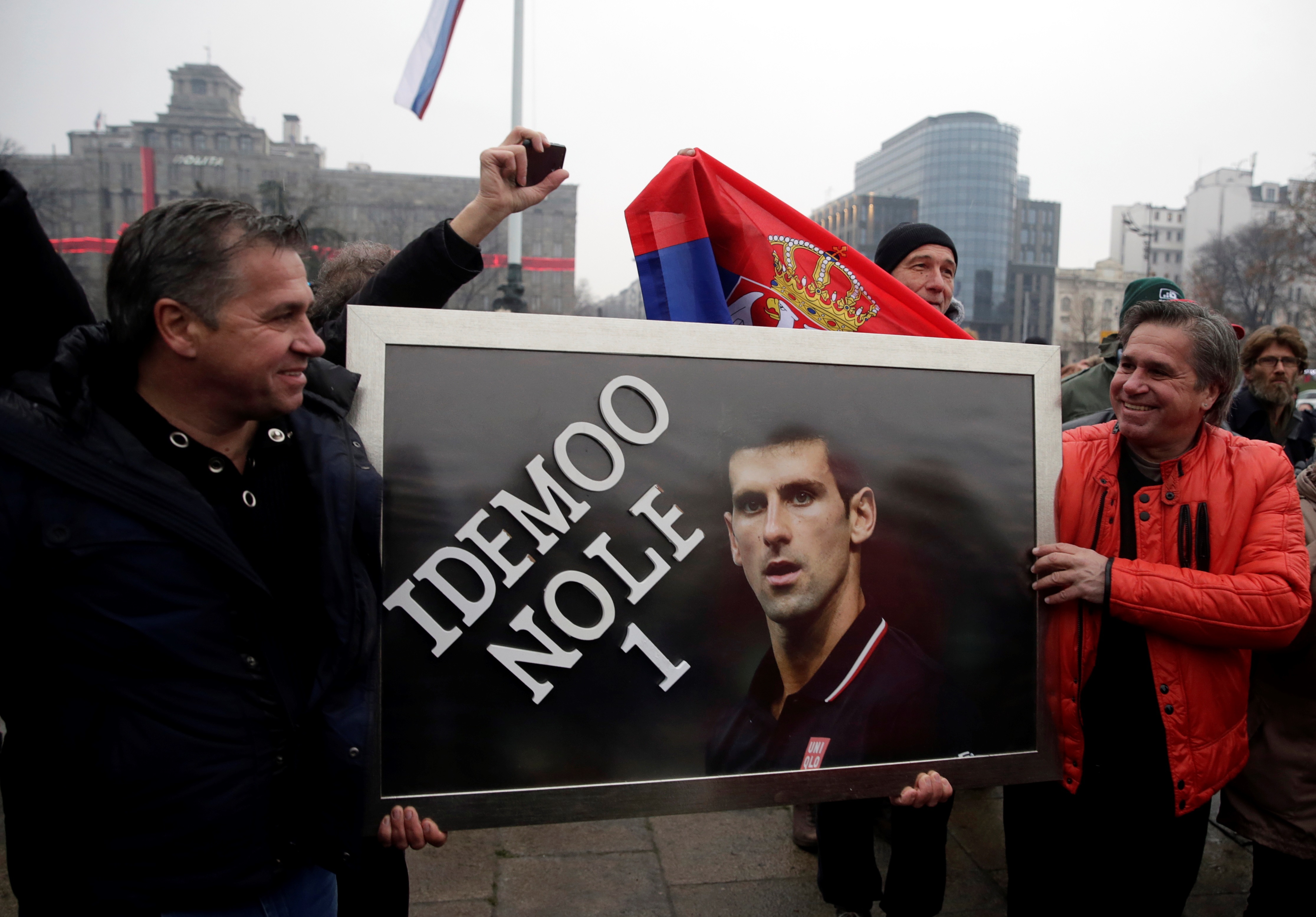 Seguidores del tenista Novak Djokovic, durante una concentración ayer en Belgrado, Serbia (efe)
