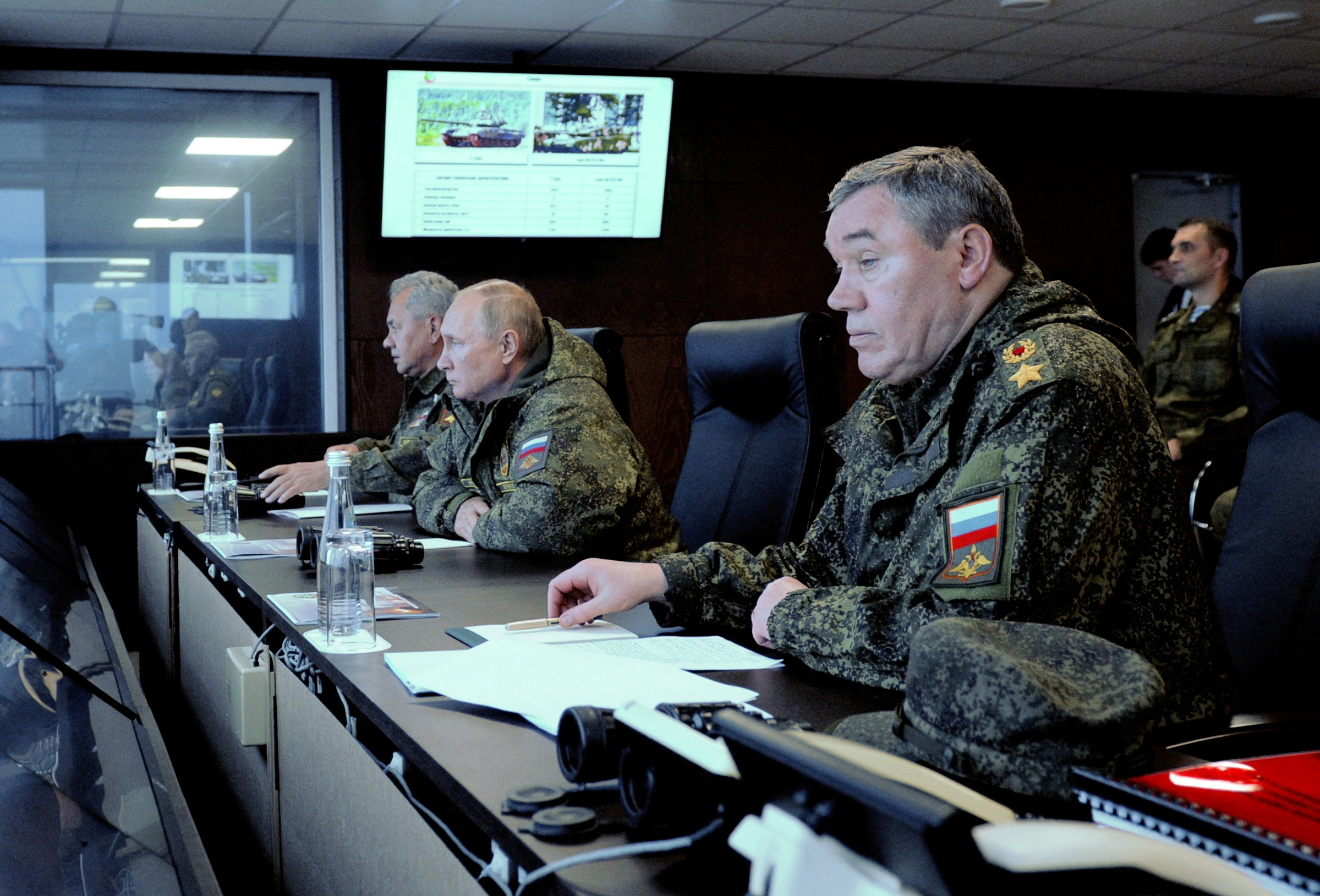 El presidente ruso, Vladímir Putin (C), el ministro de Defensa, Serguéi Shoigú (L), y el jefe del Estado Mayor de las Fuerzas Armadas rusas, Valeri Guerásimov,