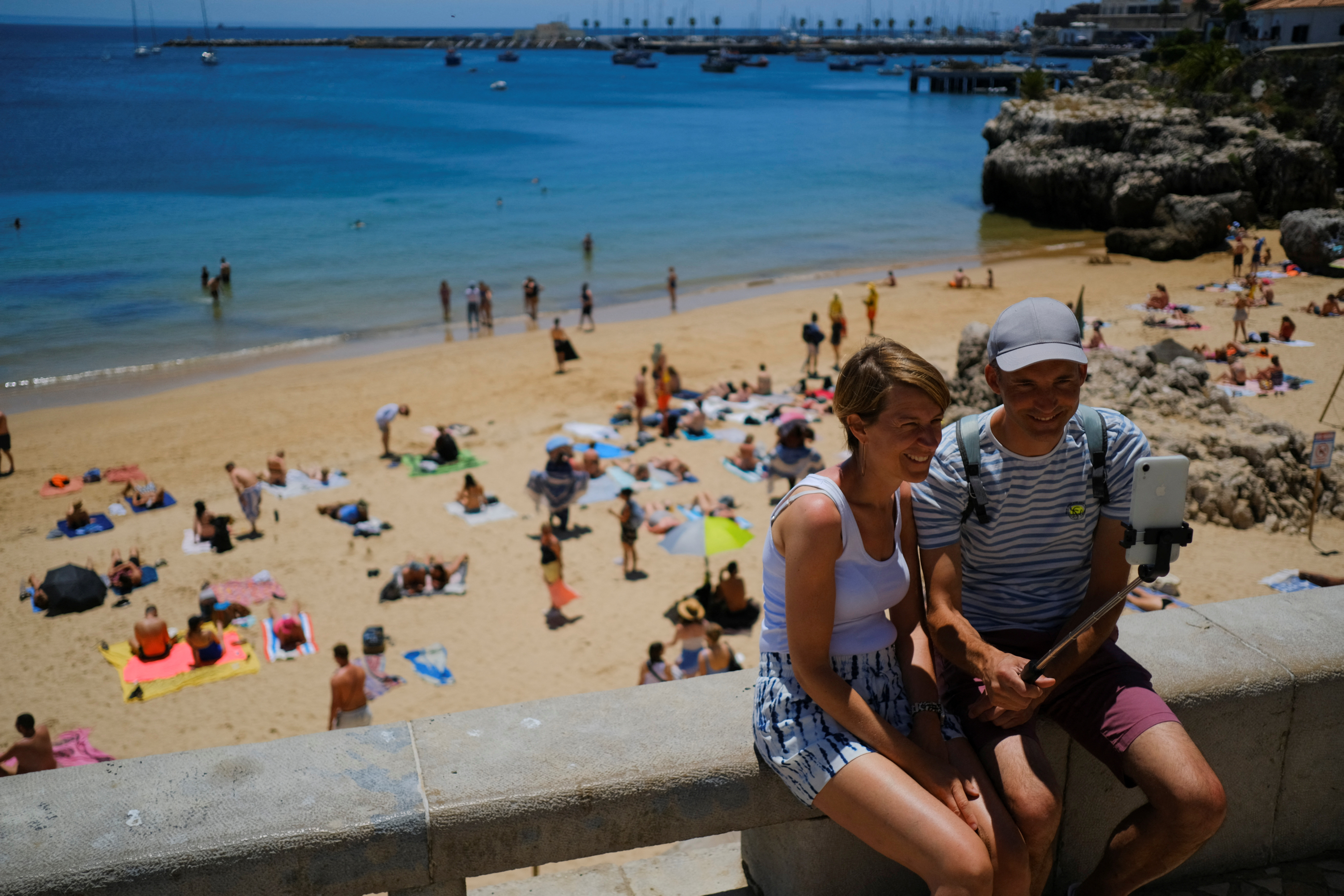Dos turistas disfrutan de una tarde en las playas de Cascais, Portugal.  (Picture taken June 6, 2022. REUTERS/Pedro Nunes)