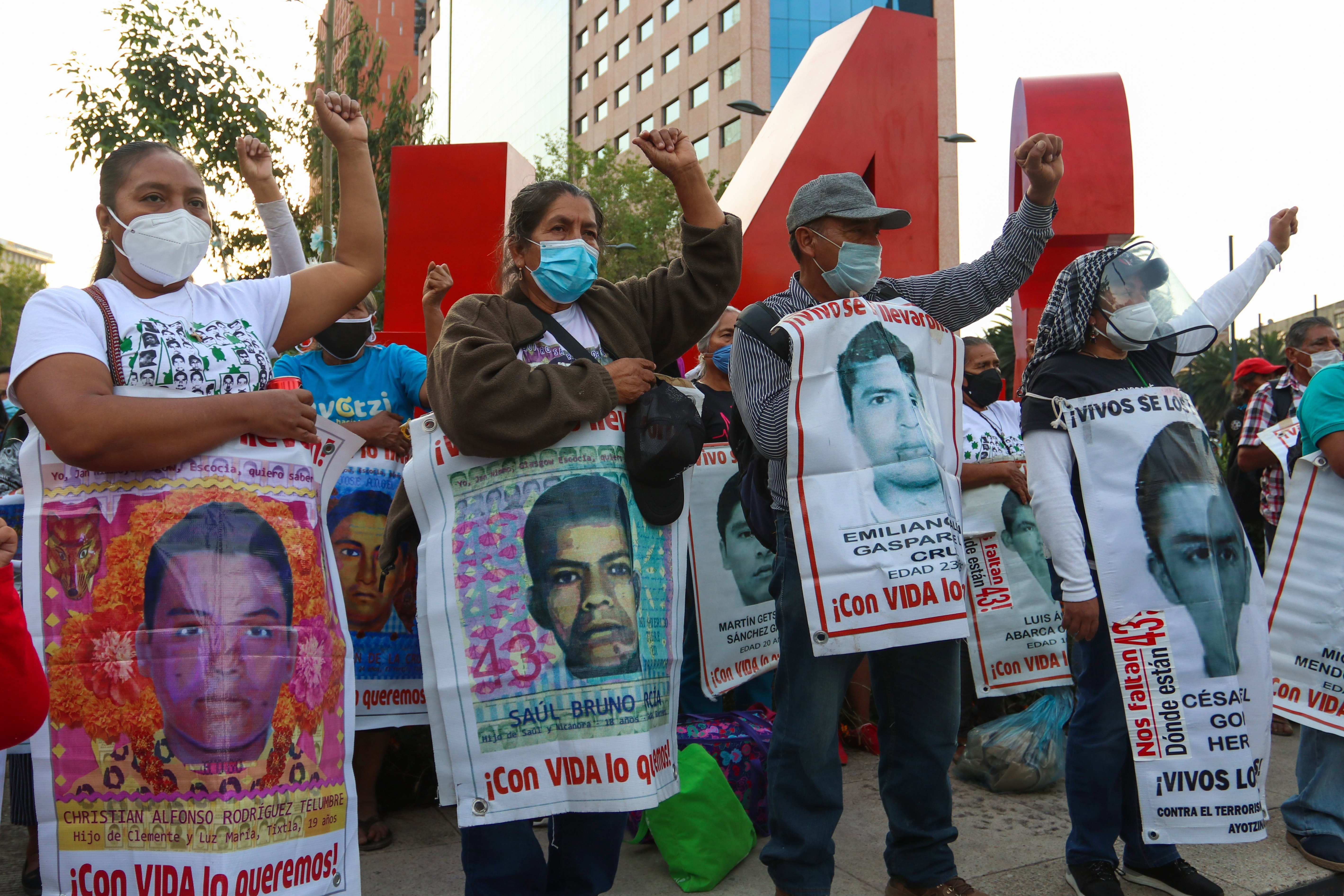 Padres y madres de estudiantes desaparecidos en Ayotzinapa se manifiestan hoy, jueves en Ciudad de México. El Gobierno mexicano prometió avances de justicia en una reunión en Palacio Nacional con padres de los 43 estudiantes desaparecidos hace seis años en Ayotzinapa, en el sur del país. EFE/José Pazos
