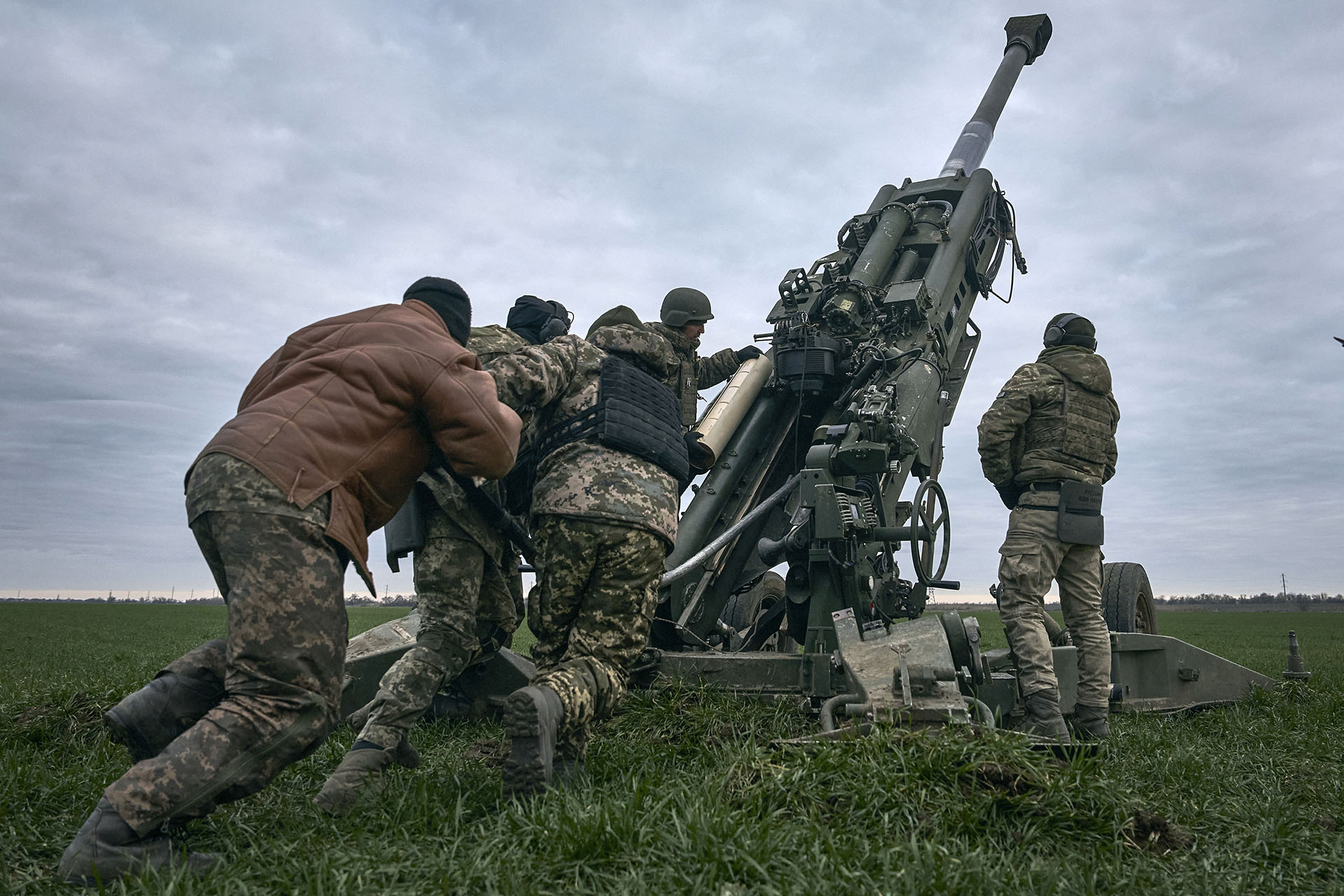 Ukrainian soldiers prepare a US-supplied M777 howitzer to fire on Russian positions in the Kherson region of Ukraine on January 9, 2023. (AP Photo/Libkos)