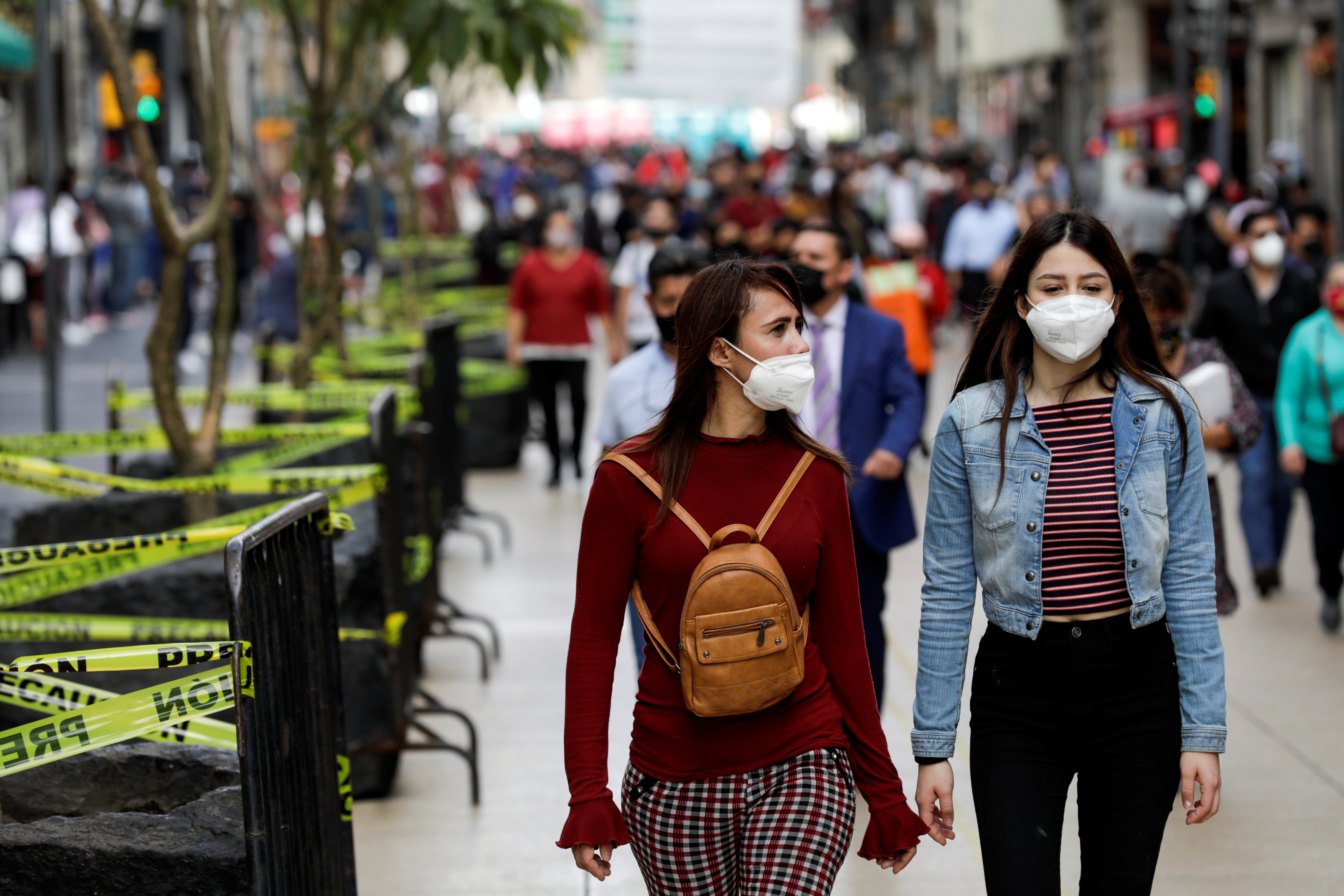 La gente camina por una calle comercial mientras la Ciudad de México y el vecino Estado de México están suspendiendo actividades no esenciales (Foto: Reuters)