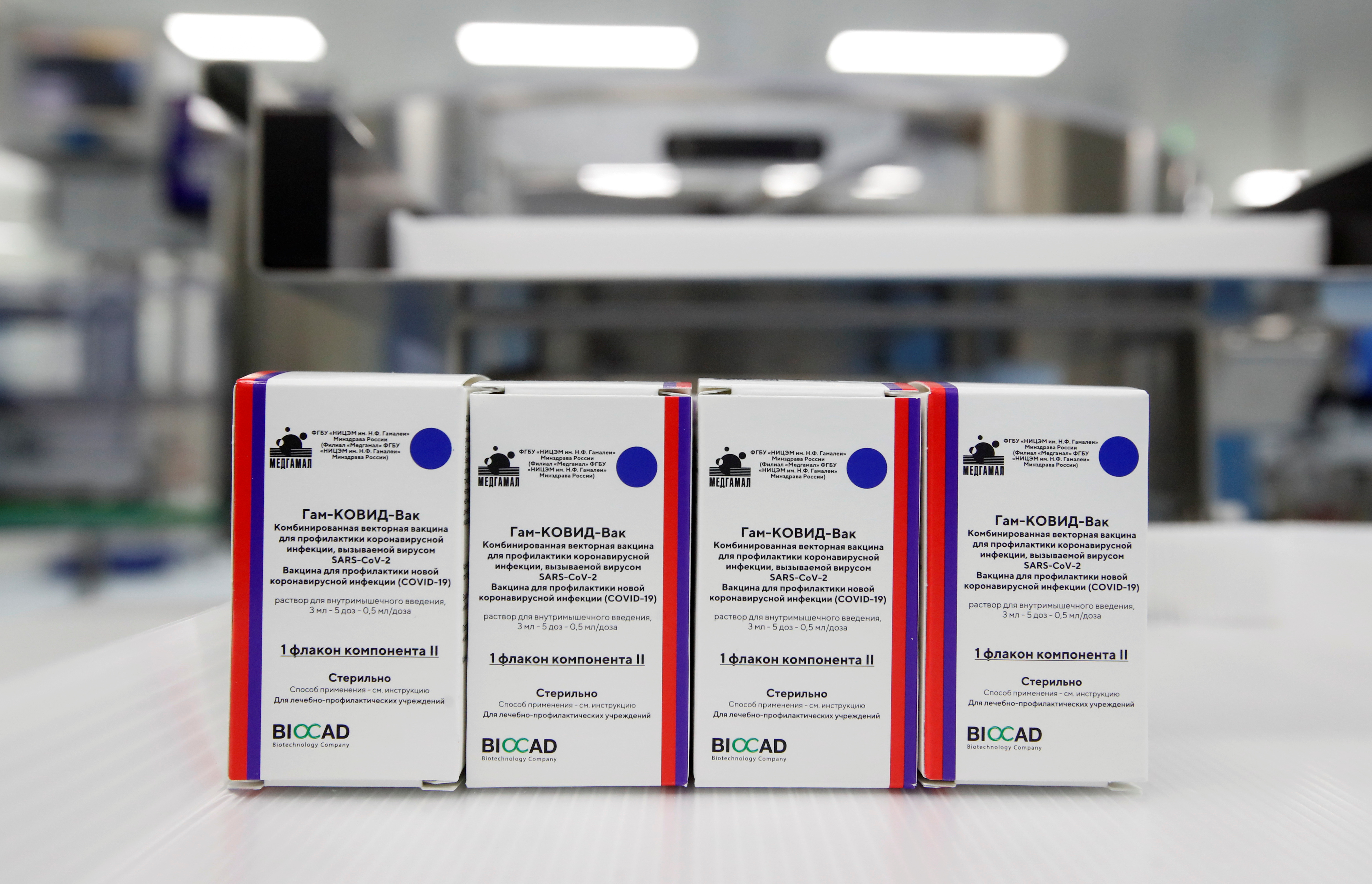 Cajas con las dosis de la vacuna rusa contra el coronavirus, conocida como Sputnik V, en la compañía BIOCAD que las desarrolla (Reuters)