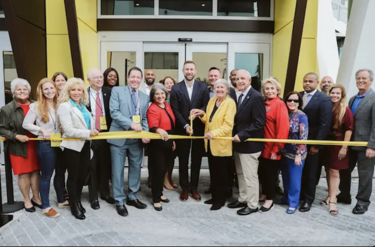 Los funcionarios electos y los líderes comunitarios se unieron a Brightline para el corte de cinta y los paseos inaugurales desde Boca Ratón y Aventura. (Brightline)