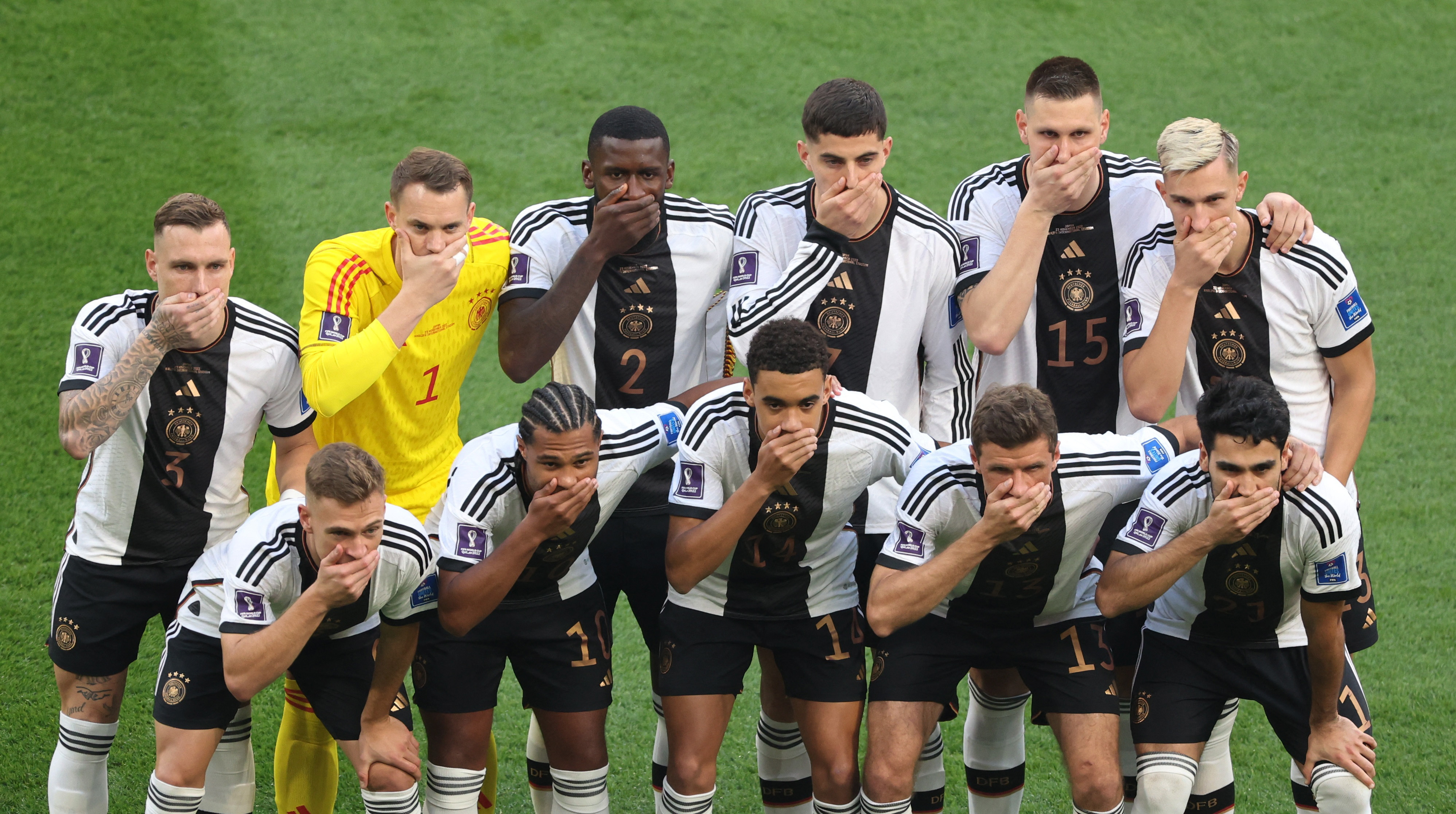 Los jugadores de la selección de Alemania se taparon la boca para la foto oficial del partido ante Japón por el Mundial Qatar 2022 (REUTERS/Molly Darlington)