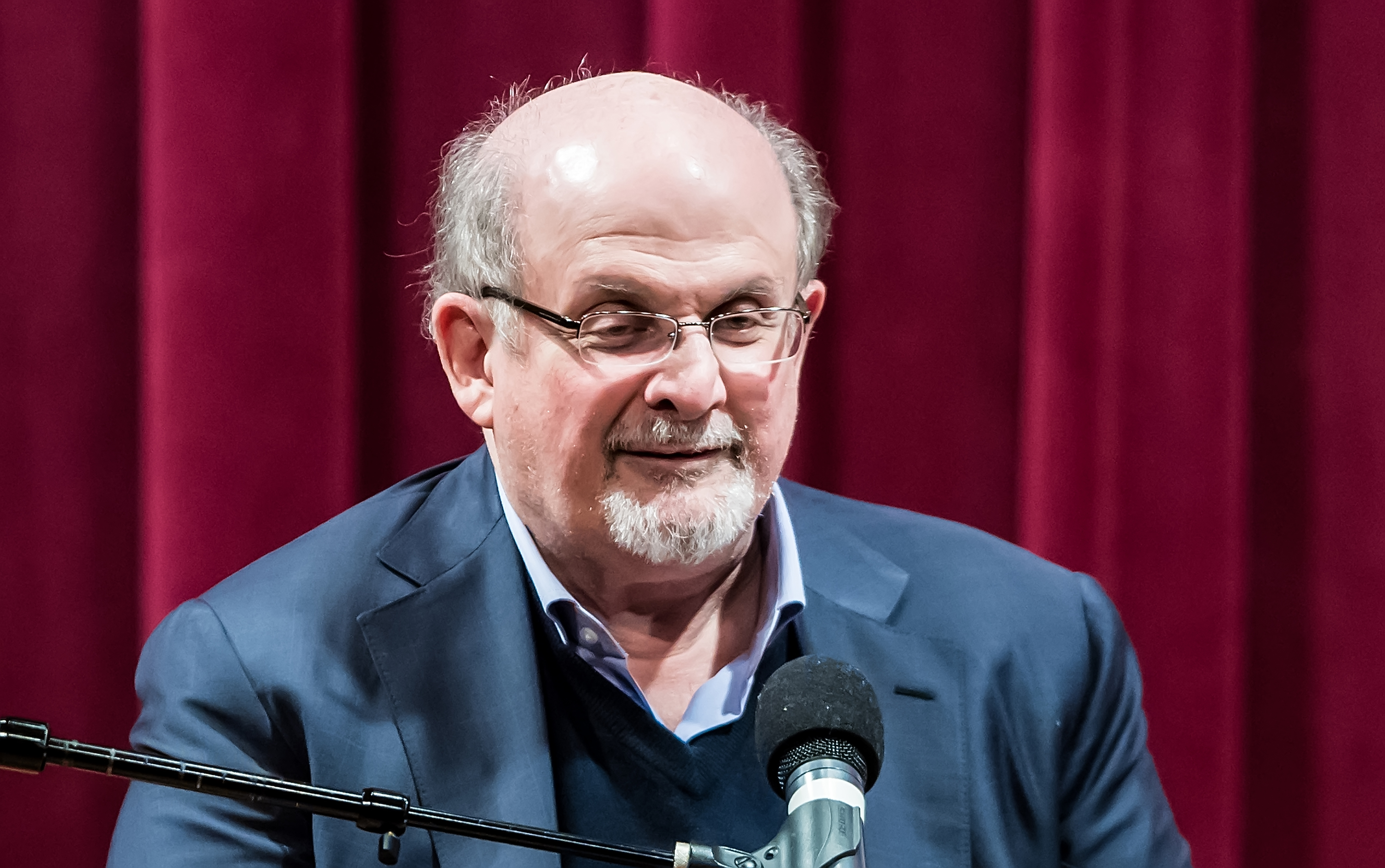 Sonrisa. Salman Rushdie en Filadelfia, en 2019. (Gilbert Carrasquillo/Getty Images)