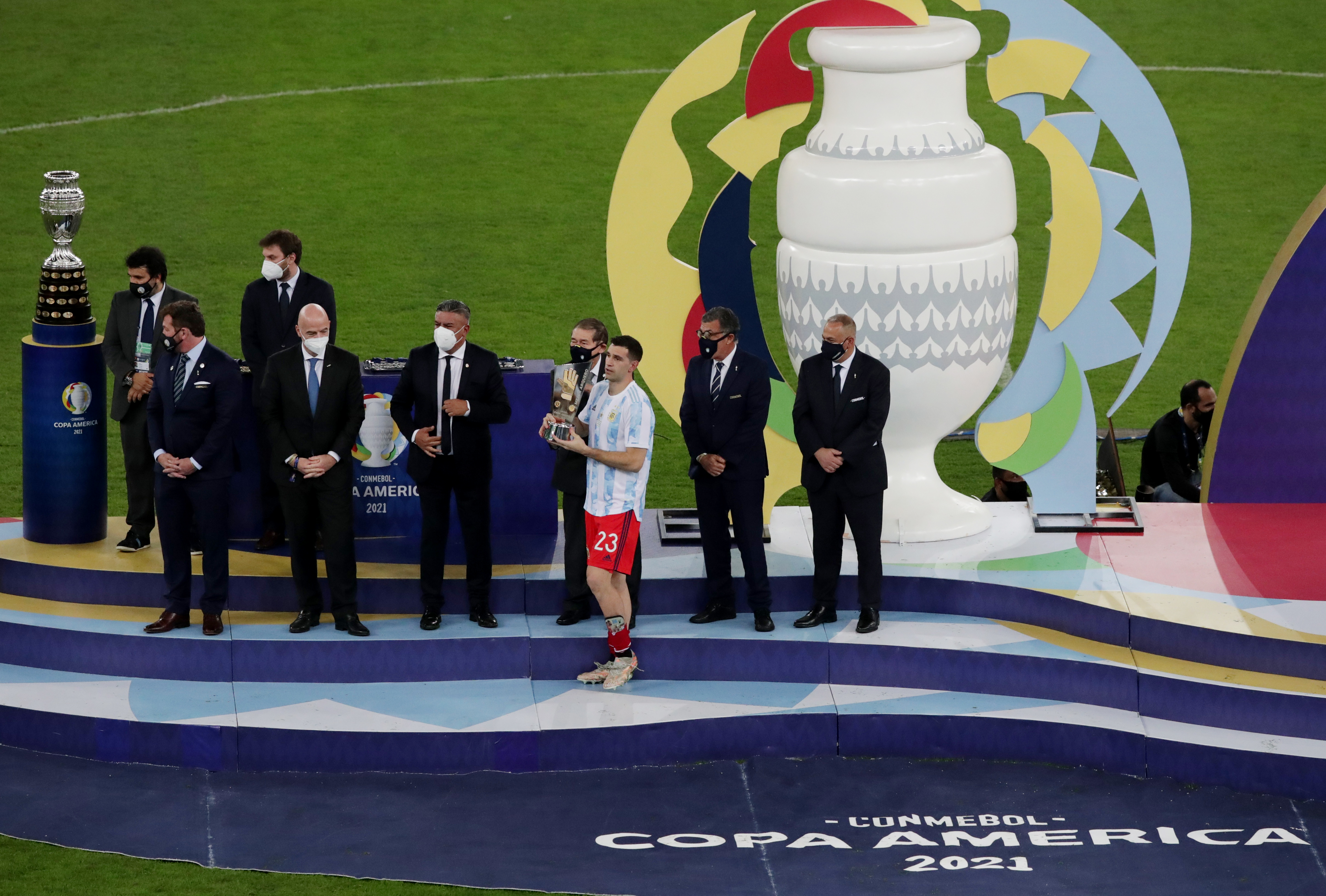 Emiliano recibió el premio al mejor arquero de la Copa América 2021 (Foto: Reuters)