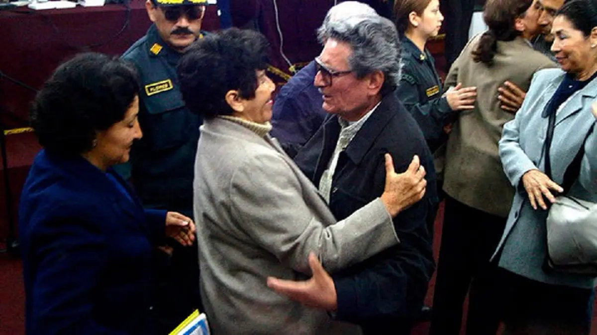 Martha Huatay junto al genocida Abimael Guzmán. (Andina) 