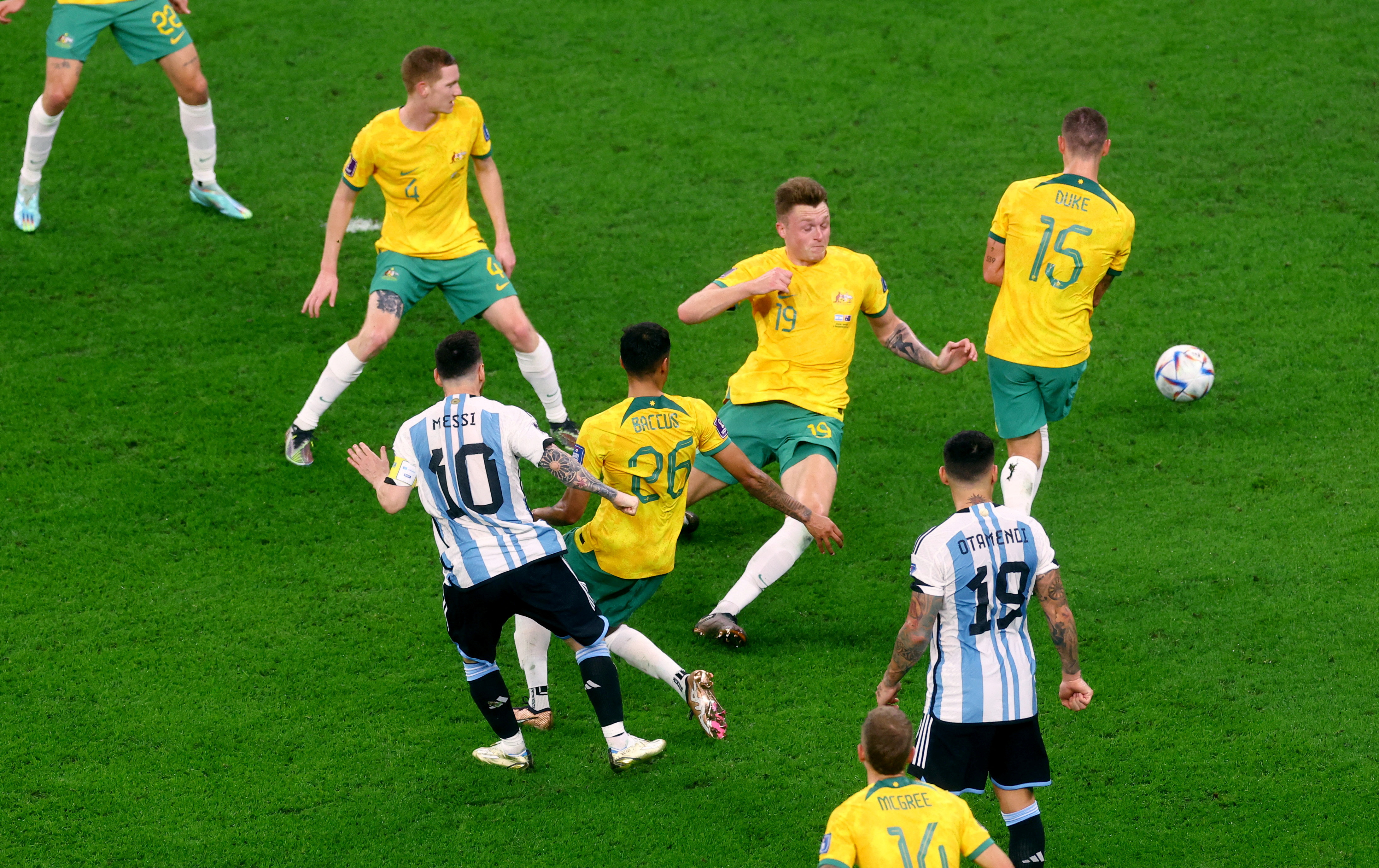 Lionel Messi definió entre varios rivales australiano y abrió un partido durísimo (REUTERS/Paul Childs)