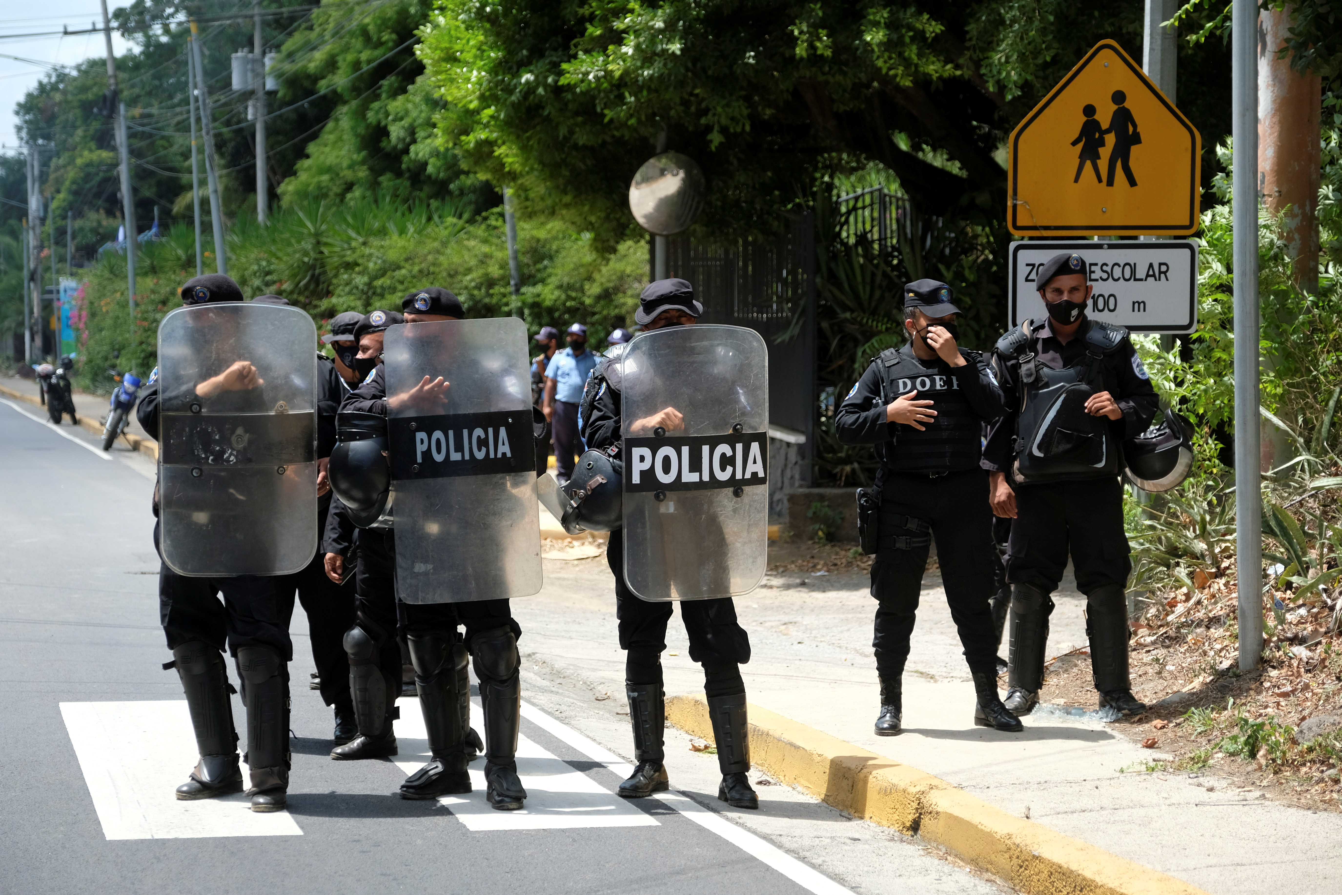 La policía de Nicaragua reprimió a los periodistas que intentaban cubrir el allanamiento a la casa de Cristiana Chamorro (Foto: REUTERS/Carlos Herrera)