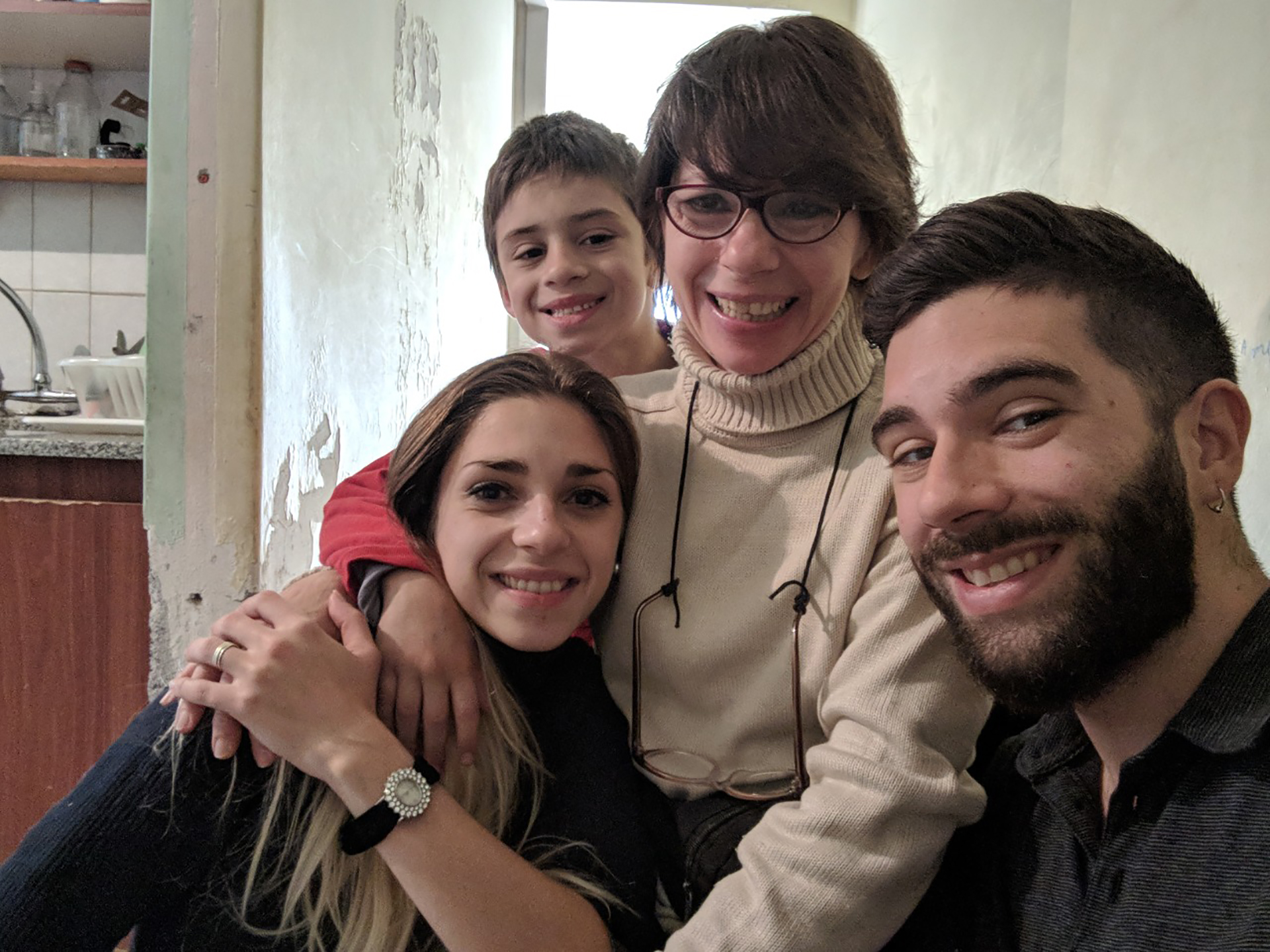 Mónica junto su hija Marianela, su hijo Denis y su sobrino, Enzo. "Esto fue en 2018, previo a la hidrocefalia que tuvo. A partir de ese momento, todo el cuadro de mamá empeoró", cuenta Denis