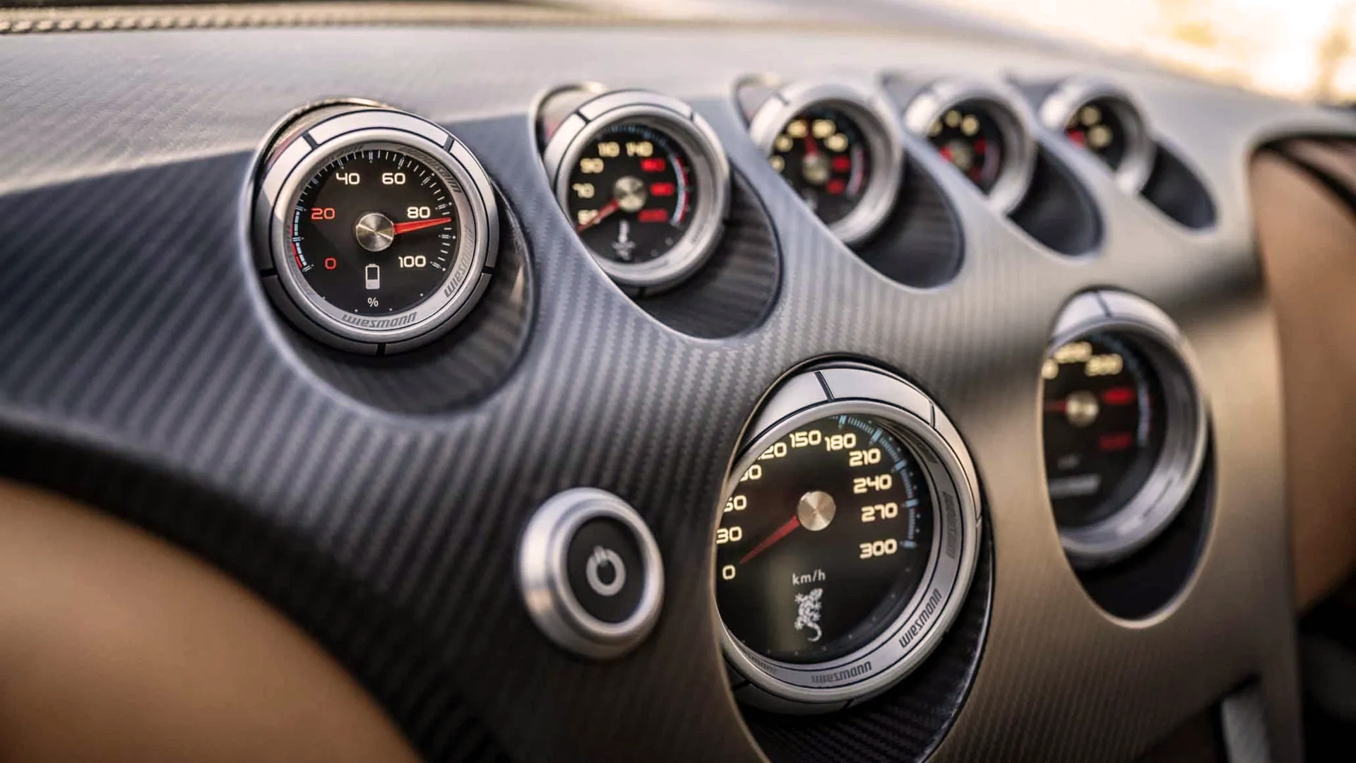 Arranque por botón, y relojes circulares que marcan valores de auto moderno, como la carga de la batería