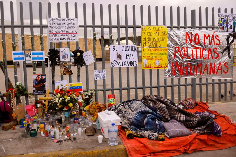 Migrantes duermen junto a un altar afuera del centro de detención donde varios migrantes murieron luego de un incendio, en Ciudad Juárez, México. 30 de marzo de 202  (REUTERS/José Luis González)