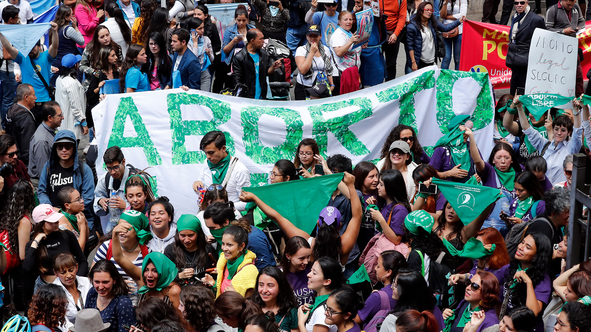 AME115. BOGOTÁ (COLOMBIA), 02/03/2020.- Personas a favor del aborto legal (abajo) se manifiestan este lunes frente a quienes están en contra (arriba), junto a la sede de la Corte Constitucional, que discute su despenalización total en Bogotá (Colombia). EFE/Mauricio Dueñas Castañeda