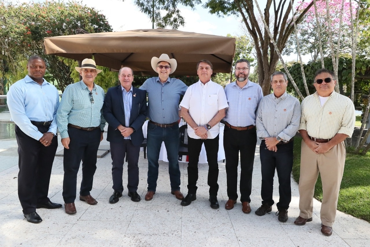 Un encuentro entre el presidente, Jair Bolsonaro y la delegación diplomática estadounidense, en la residencia del embajador, el 4 de julio pasado. Una vez más, ninguno usa máscara facial ni respeta la distancia social (Foto: Facebook Jair Bolsonaro)