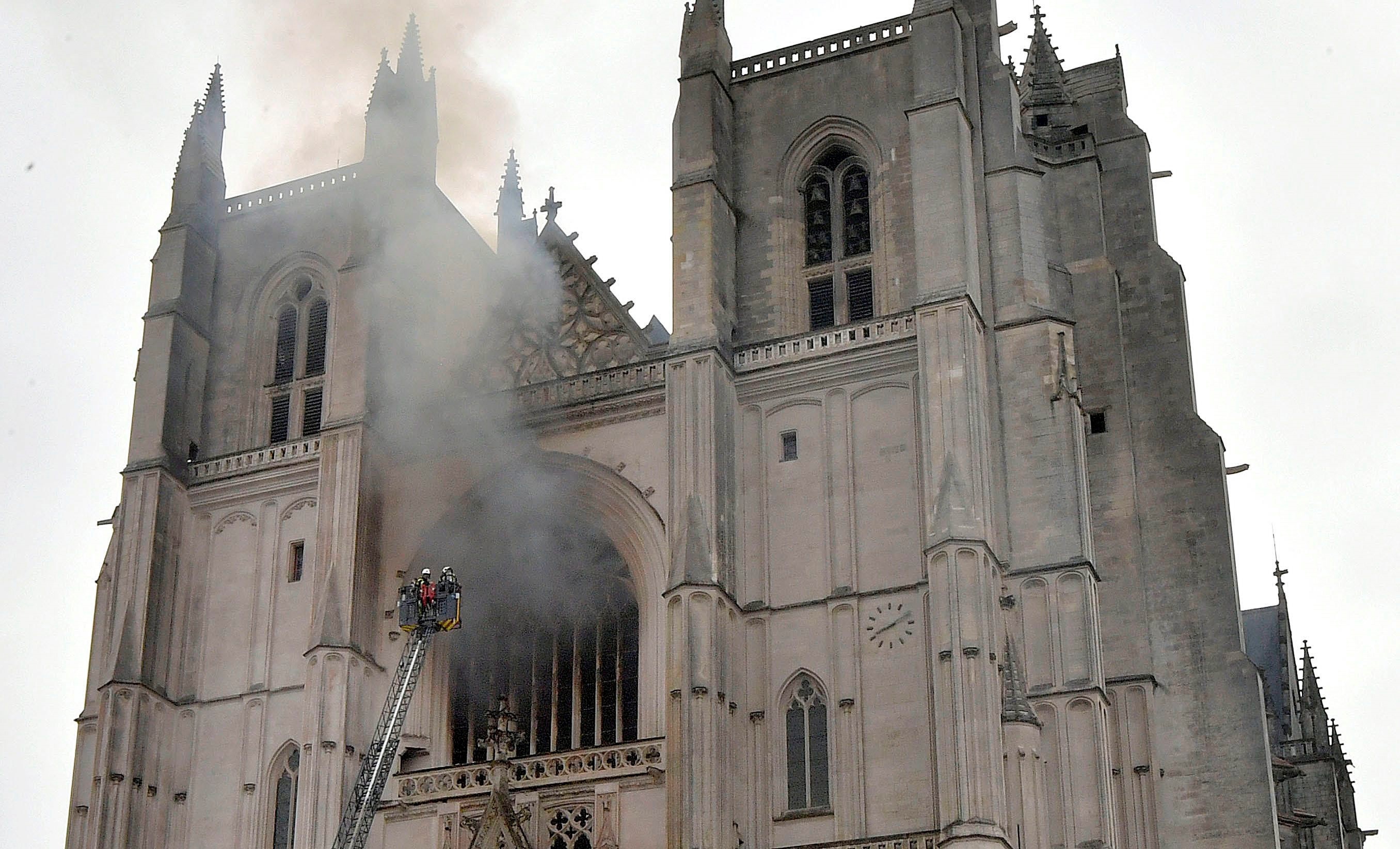 Vista del incendio que se produjo el s&#225;bado en la catedral de Nantes. FRANCE OUT / SHUTTERSTOCK OUT
