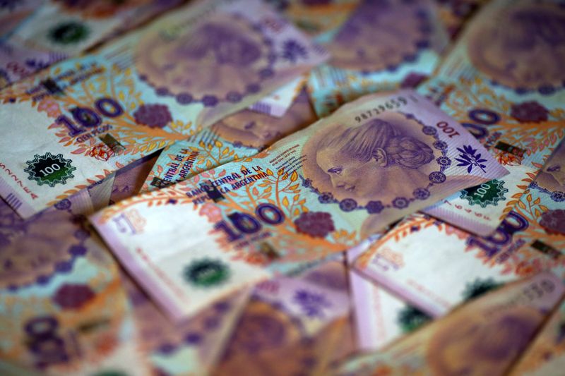 Billetes de cien pesos argentinos. Foto de archivo Sep 3, 2019. REUTERS/Agustin Marcarian/Illustration/File Photo