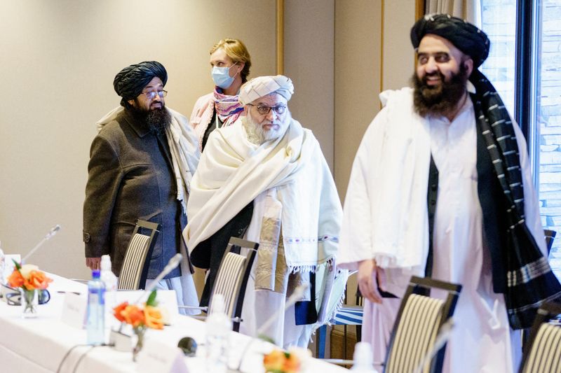 Przedstawiciele talibów Sakhaa Syed, Matyul-ul-Haq Nabi Khel i Amir Khan Mottaki idą na spotkanie z władzami norweskimi w hotelu Surya Moria w Oslo w Norwegii.  25 stycznia 2022 r. (NTB / Stian Lysberg Solum / przez REUTERS)