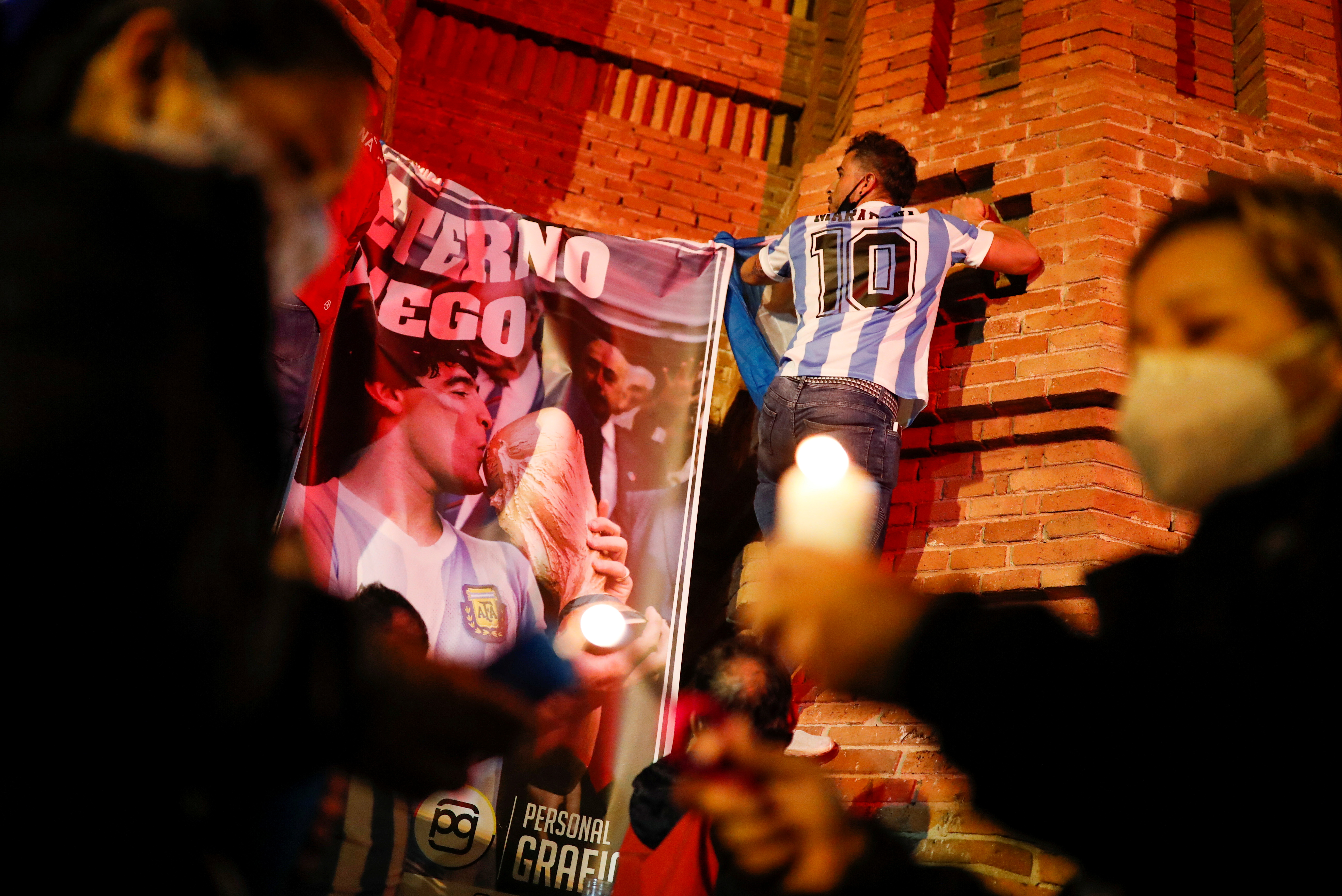 Es así que la cara de Maradona es un emblema Mundial e incluso su apellido es uno de los más famosos del planeta