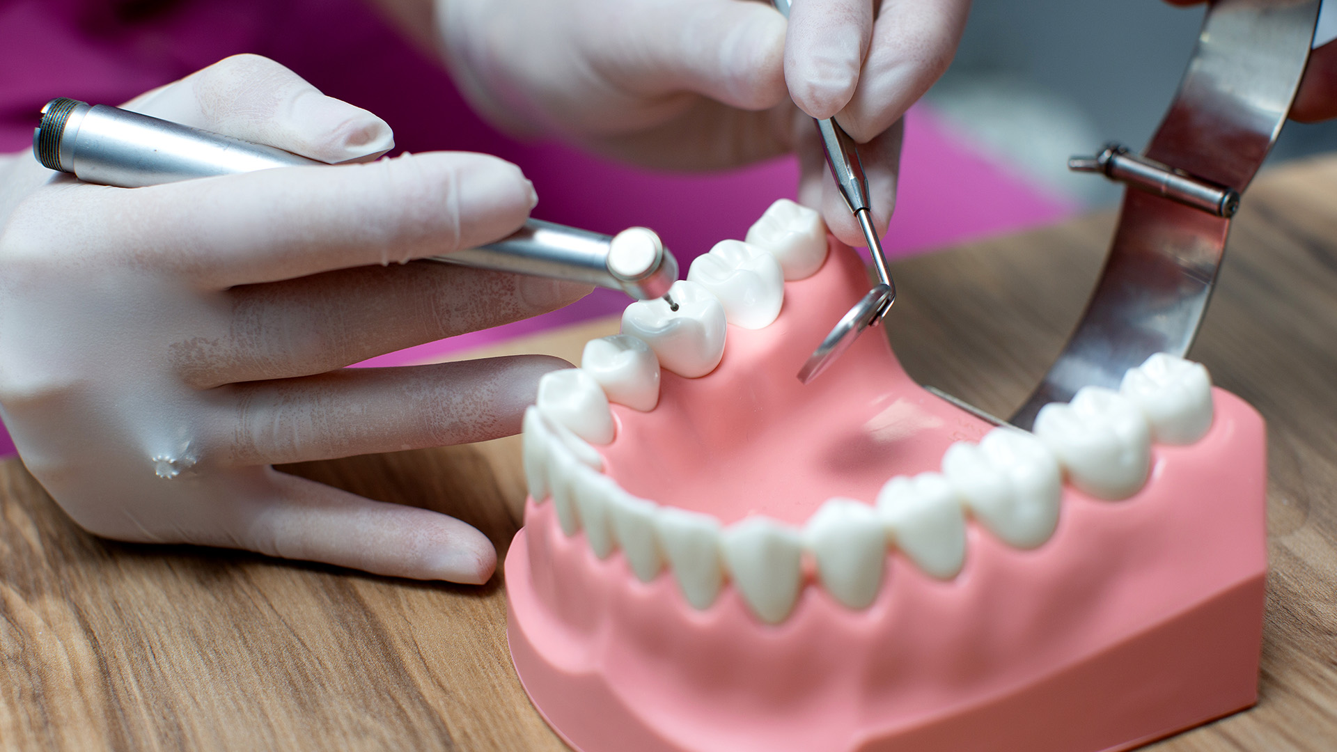 Las impactantes imágenes en la tribuna de Colo Colo: barras se agredieron con cuchillos y muletas