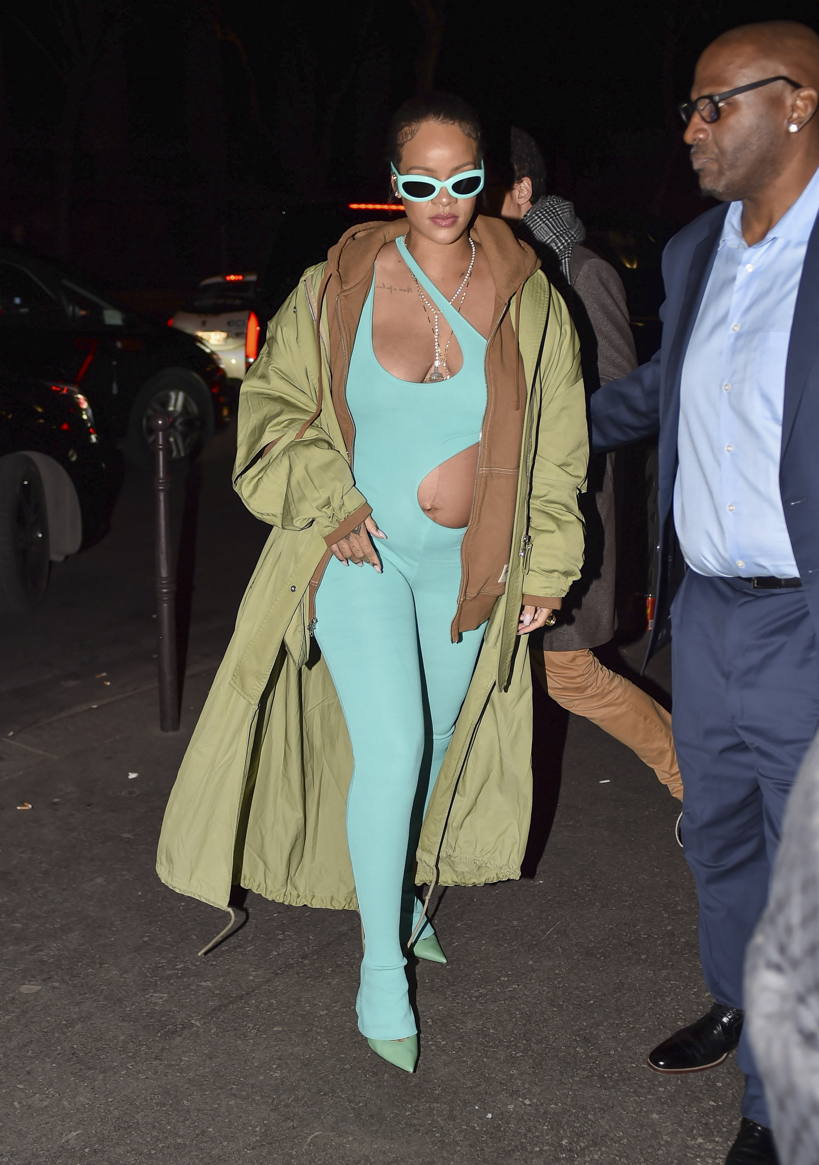 Rihanna también viajó a París para ver las nuevas tendencias que mostraron en La Semana de la Moda y asistió a los desfiles de exclusivas marcas. Lució un catsuit verde agua que combinó con sus lentes de sol y con el que mostró su embarazo: espera un hijo con el rapero A$AP Rocky