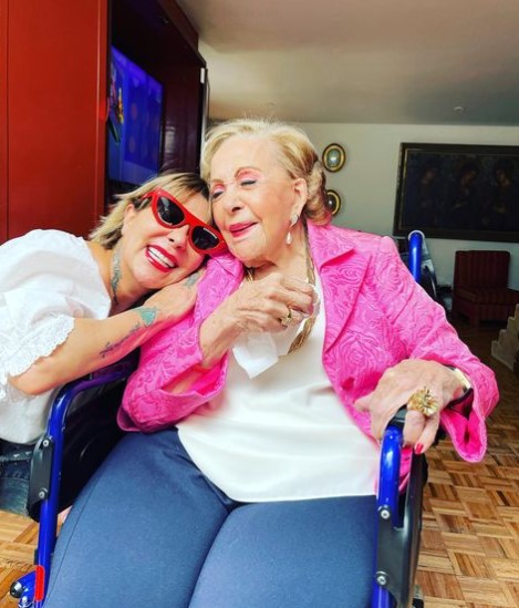 Mother and daughter posed smiling for the camera, the image was posted on Alejandra's account (Photo: Instagram)