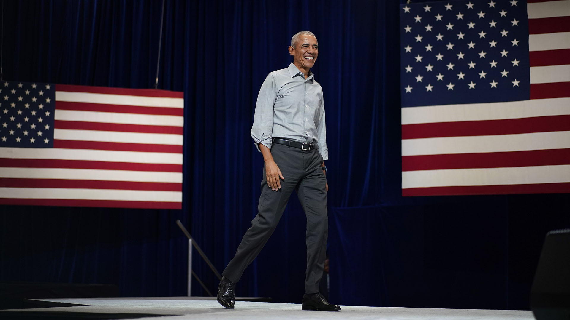 El ex presidente Barack Obama camina en el escenario en un mitin el martes 1 de noviembre de 2022, en North Las Vegas, Nev. (AP/John Locher)