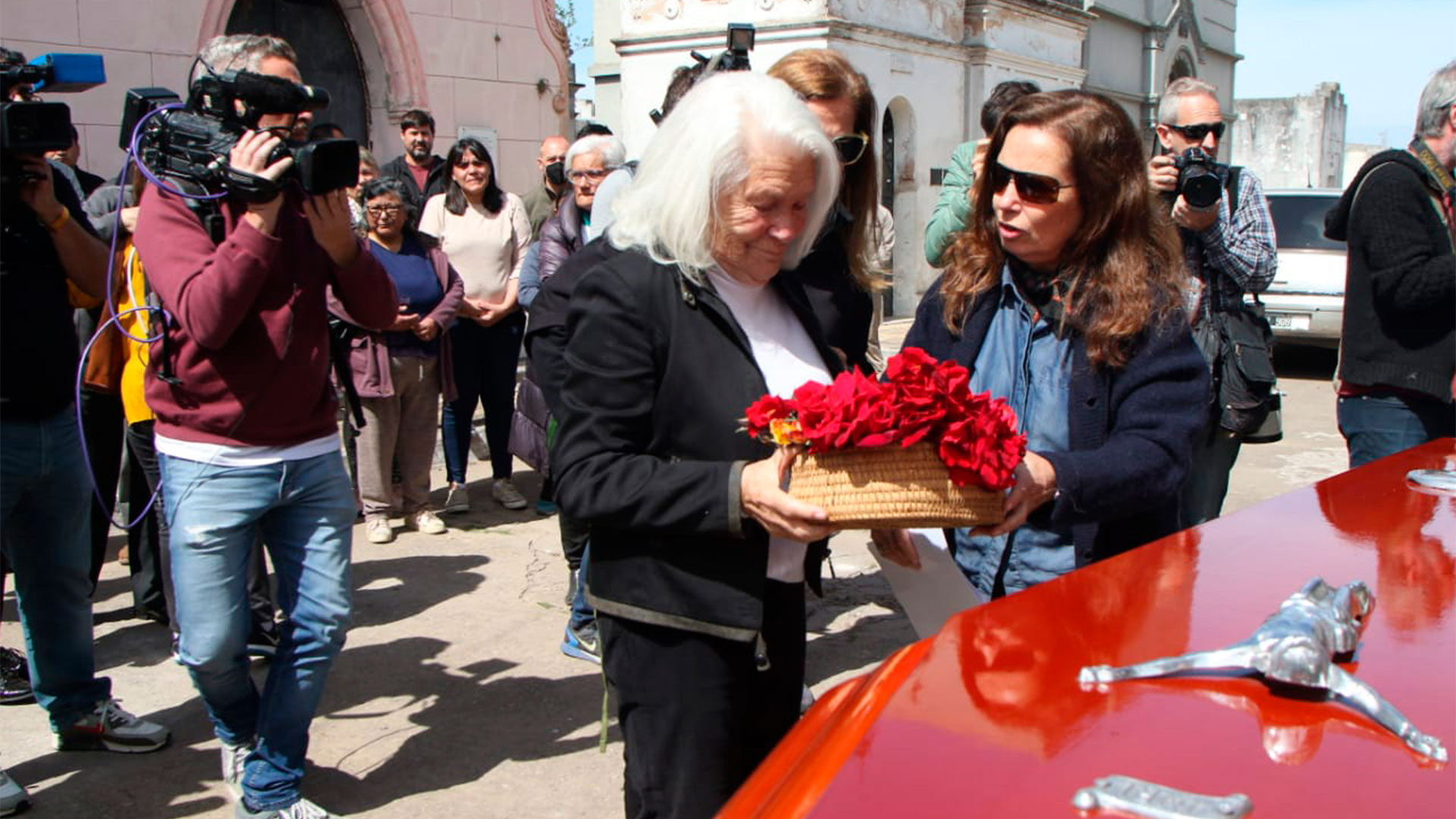 En compañía de su hija, Mónica Cahen D'Anvers despidió a César Mascetti en San Pedro (RS Fotos)