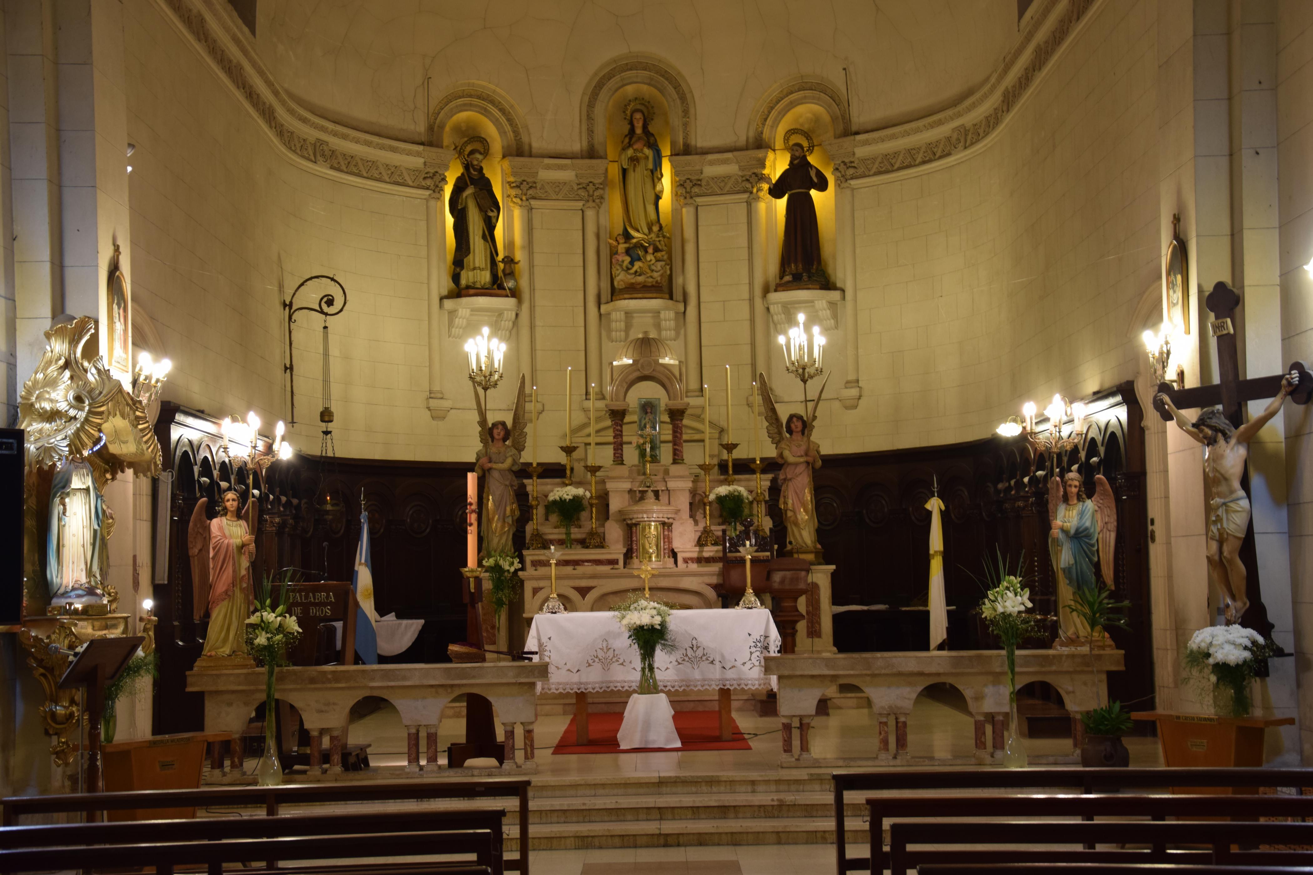 Interior de la iglesia San Francisco de Asís. Fue el primer templo franciscano que tuvo la ciudad de La Plata.
